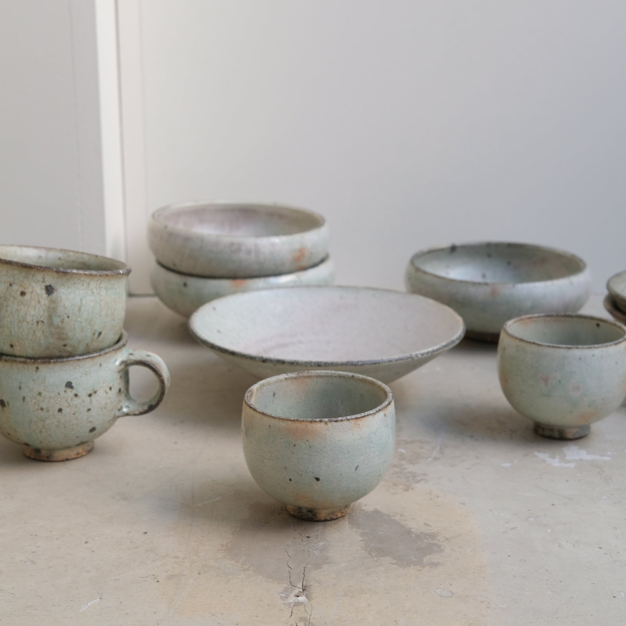 Tasse en grès 160ml - vert clair kohiki de Tetsuya Kobayashi chez Brutal Ceramics