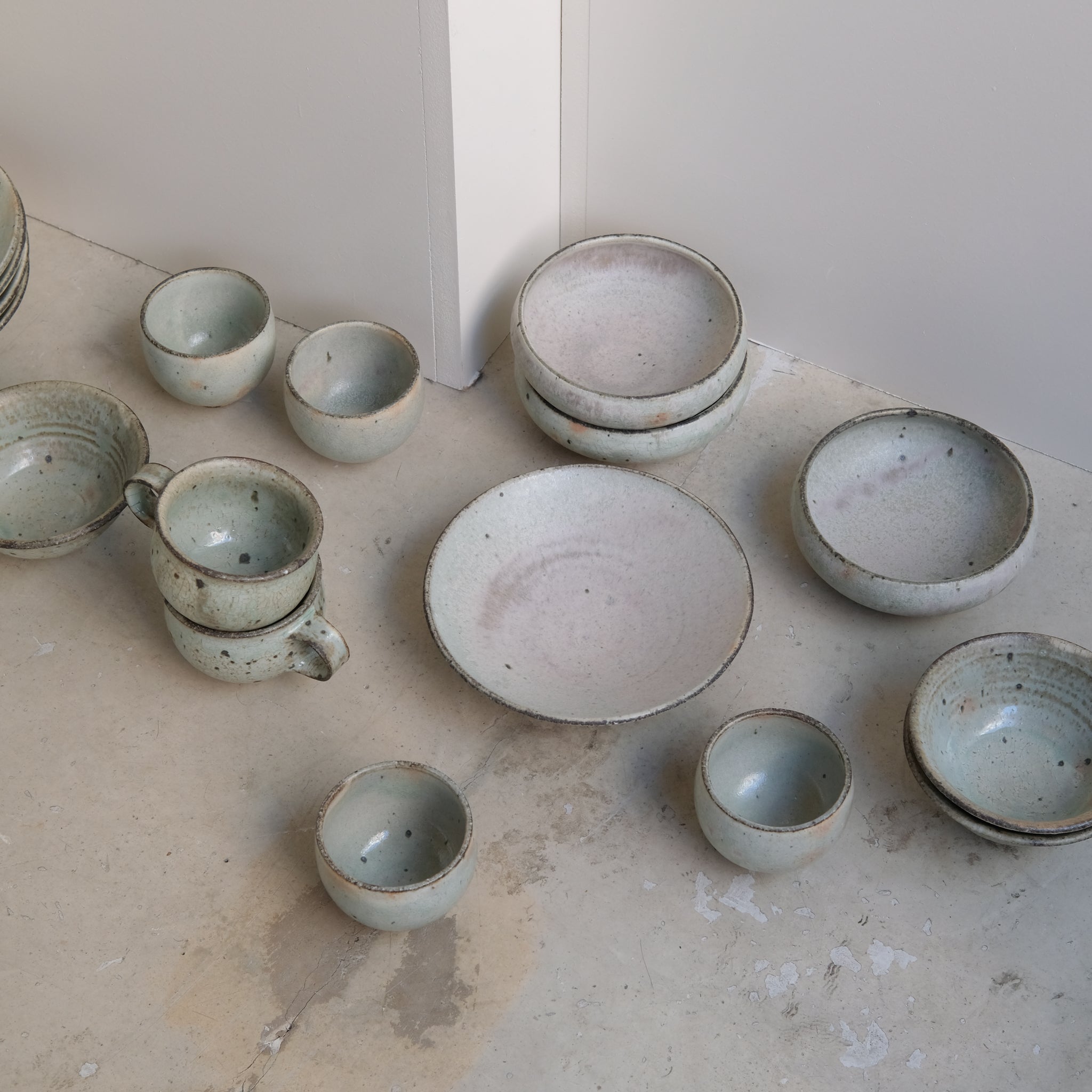 Tasse en grès 160ml - vert clair kohiki de Tetsuya Kobayashi chez Brutal Ceramics