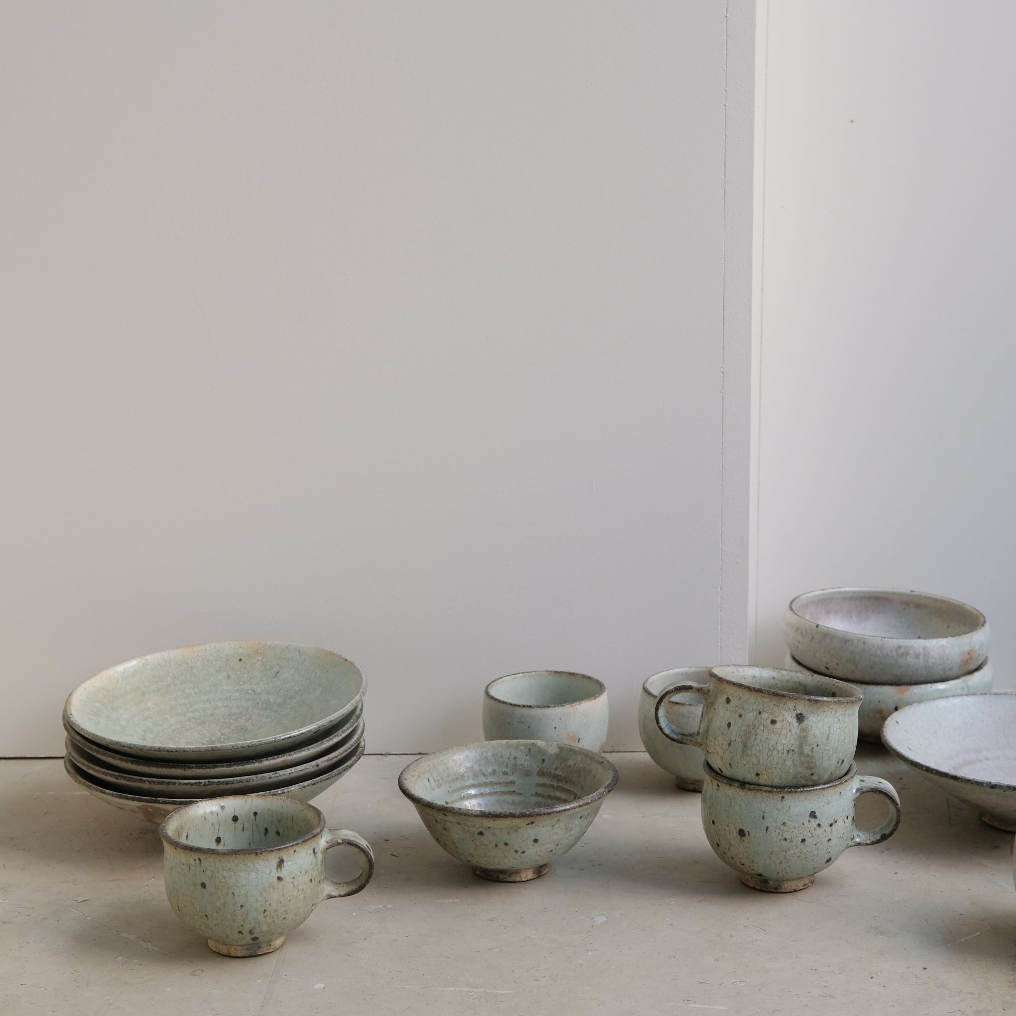 Assiette creuse en grès D19cm - vert clair kohiki de Tetsuya Kobayashi chez Brutal Ceramics