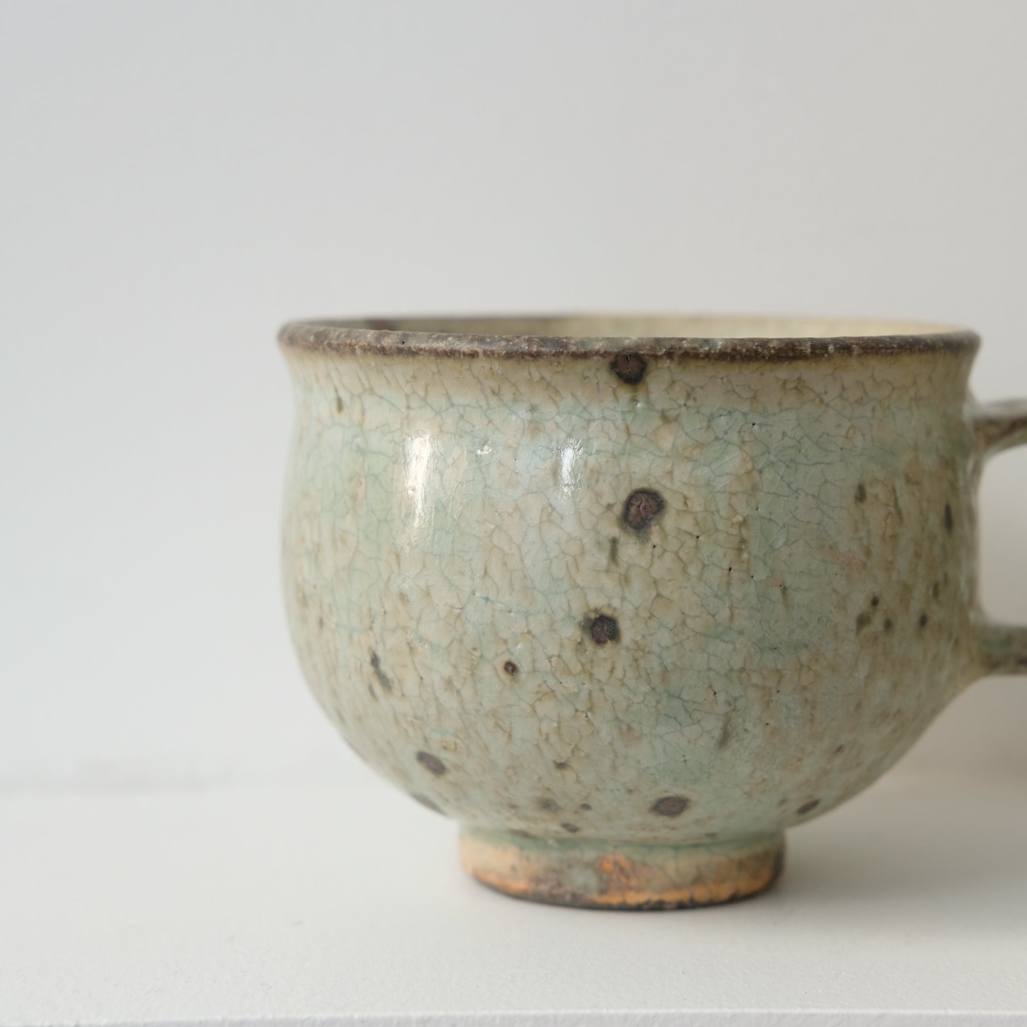 Mug ansé en grès 220ml - vert clair kohiki de Tetsuya Kobayashi chez Brutal Ceramics