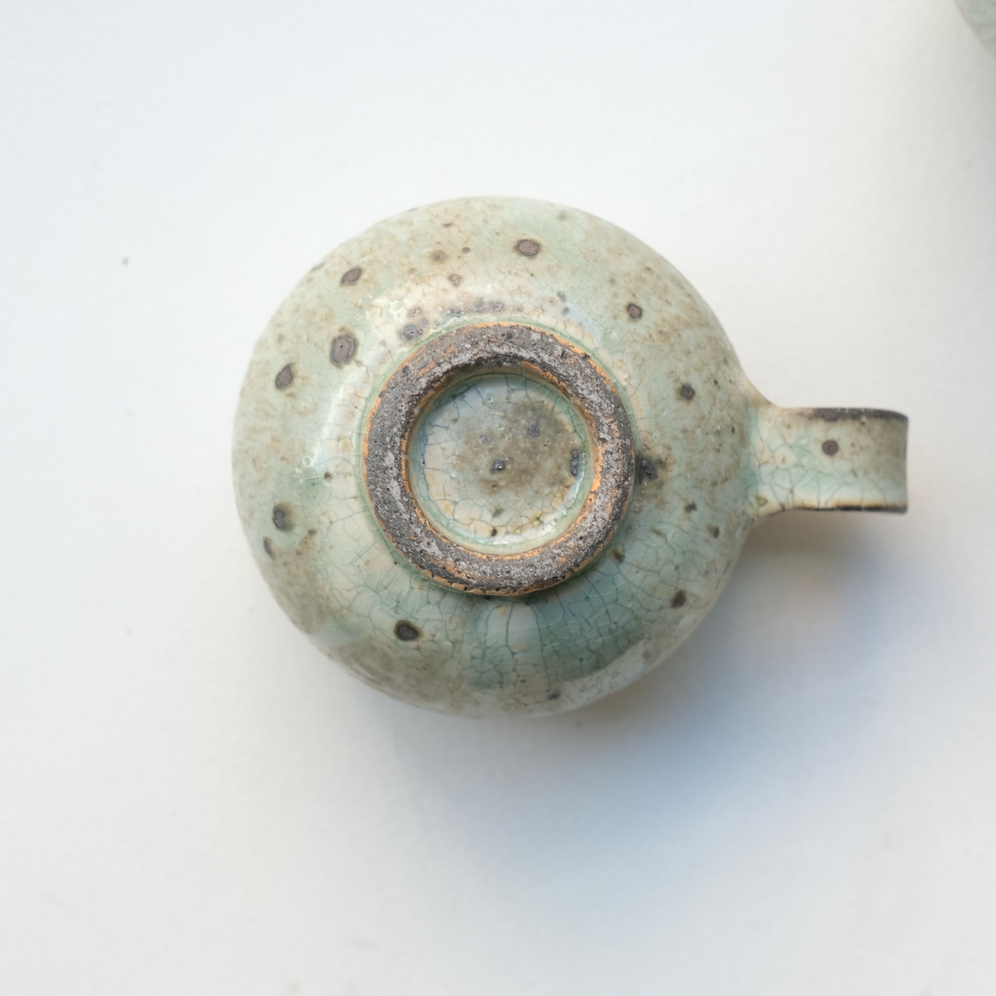 Mug ansé en grès 220ml - vert clair kohiki de Tetsuya Kobayashi chez Brutal Ceramics