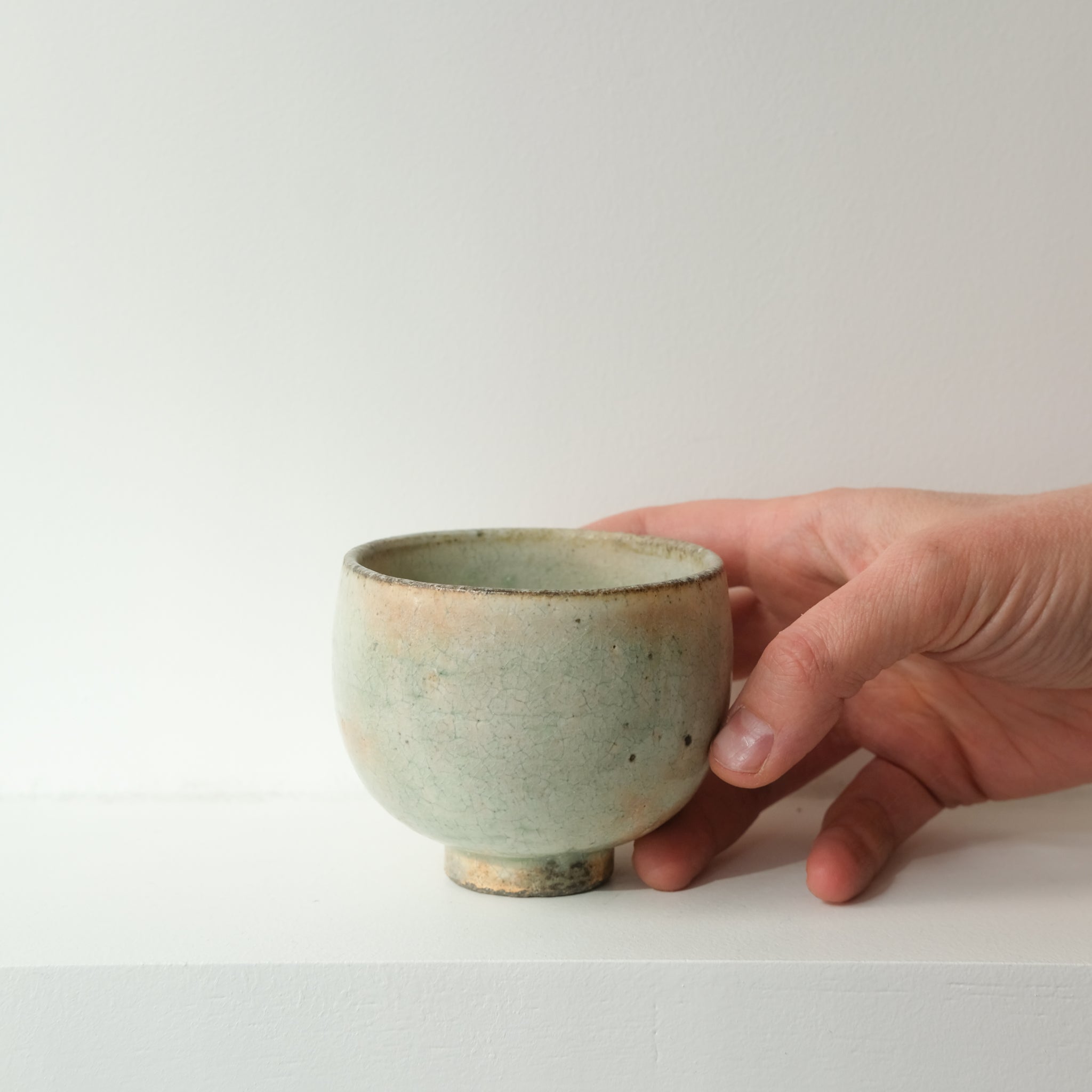 Tasse en grès 160ml - vert clair kohiki de Tetsuya Kobayashi chez Brutal Ceramics