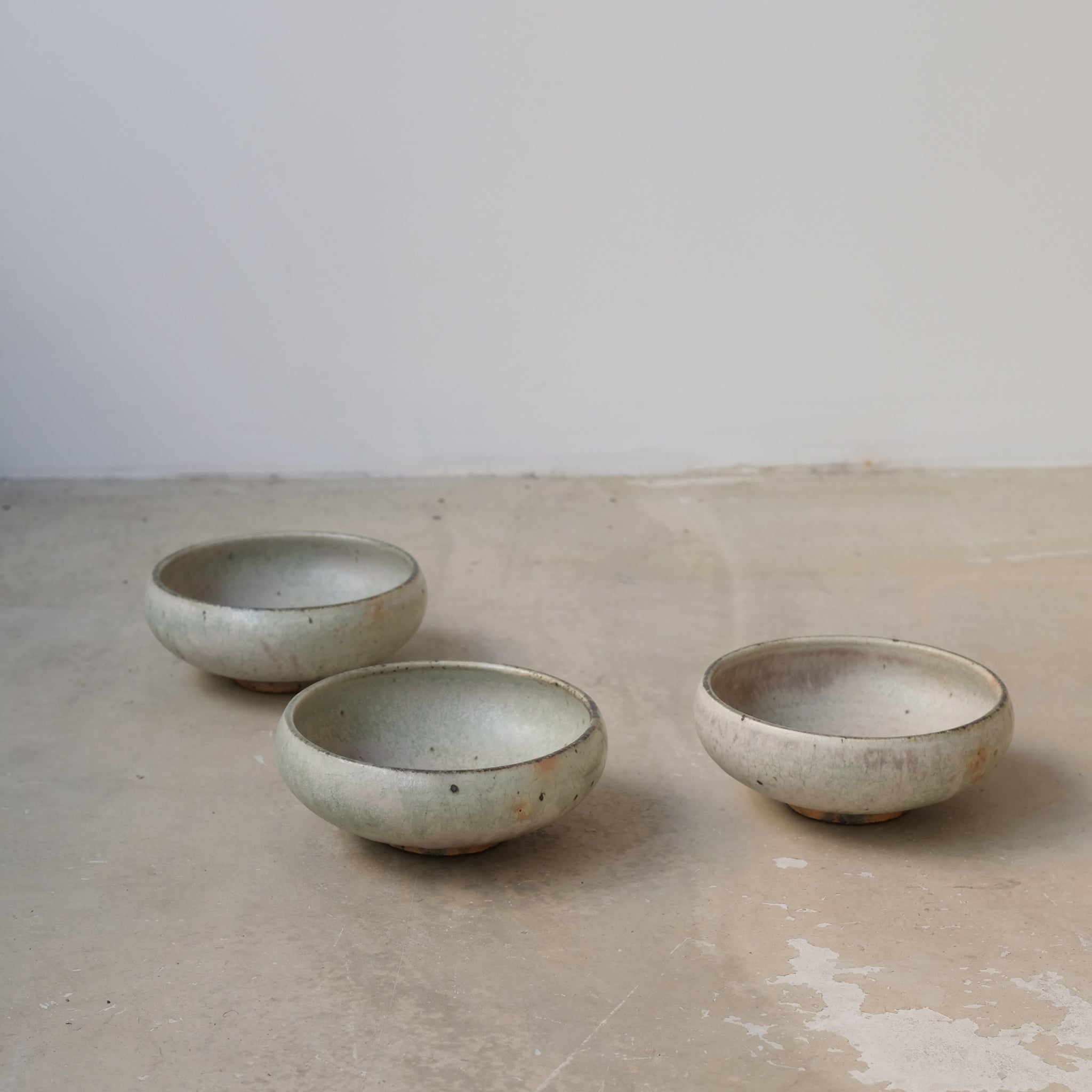 Assiette creuse en grès D14,5cm - vert clair kohiki de Tetsuya Kobayashi chez Brutal Ceramics