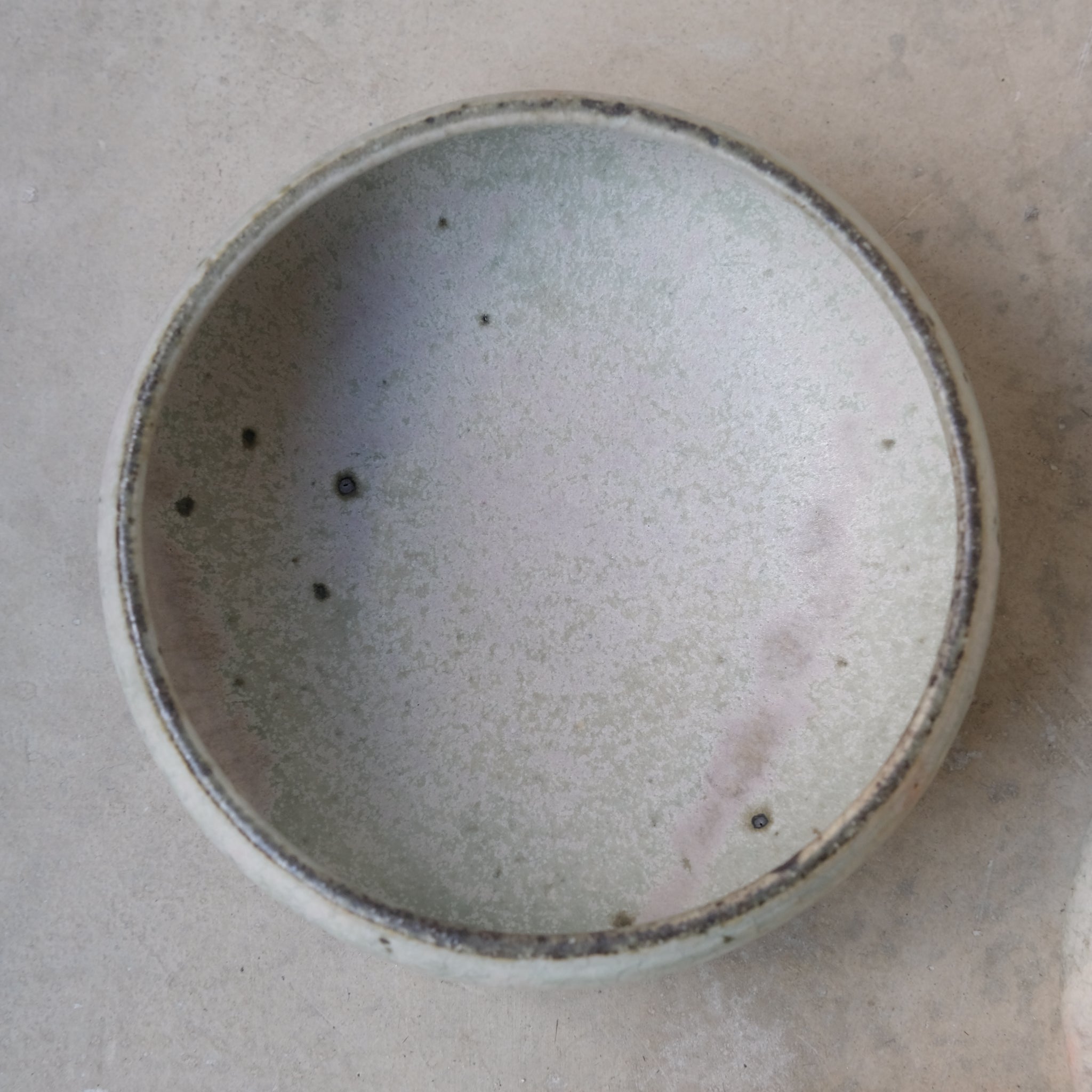 Assiette creuse en grès D14,5cm - vert clair kohiki de Tetsuya Kobayashi chez Brutal Ceramics