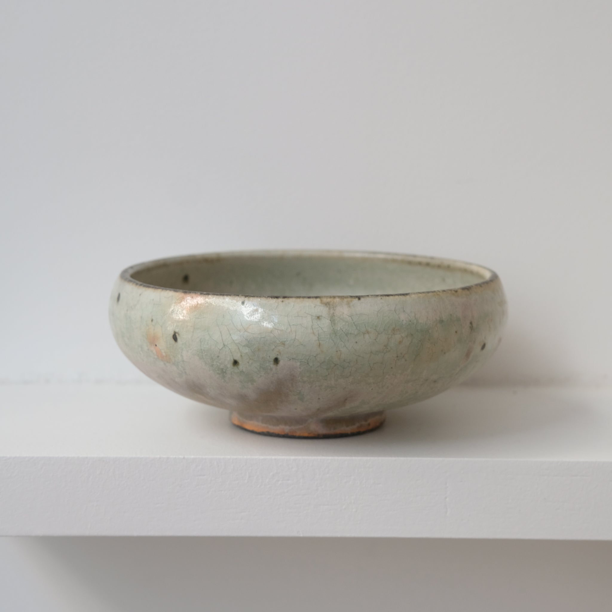 Assiette creuse en grès D14,5cm - vert clair kohiki de Tetsuya Kobayashi chez Brutal Ceramics