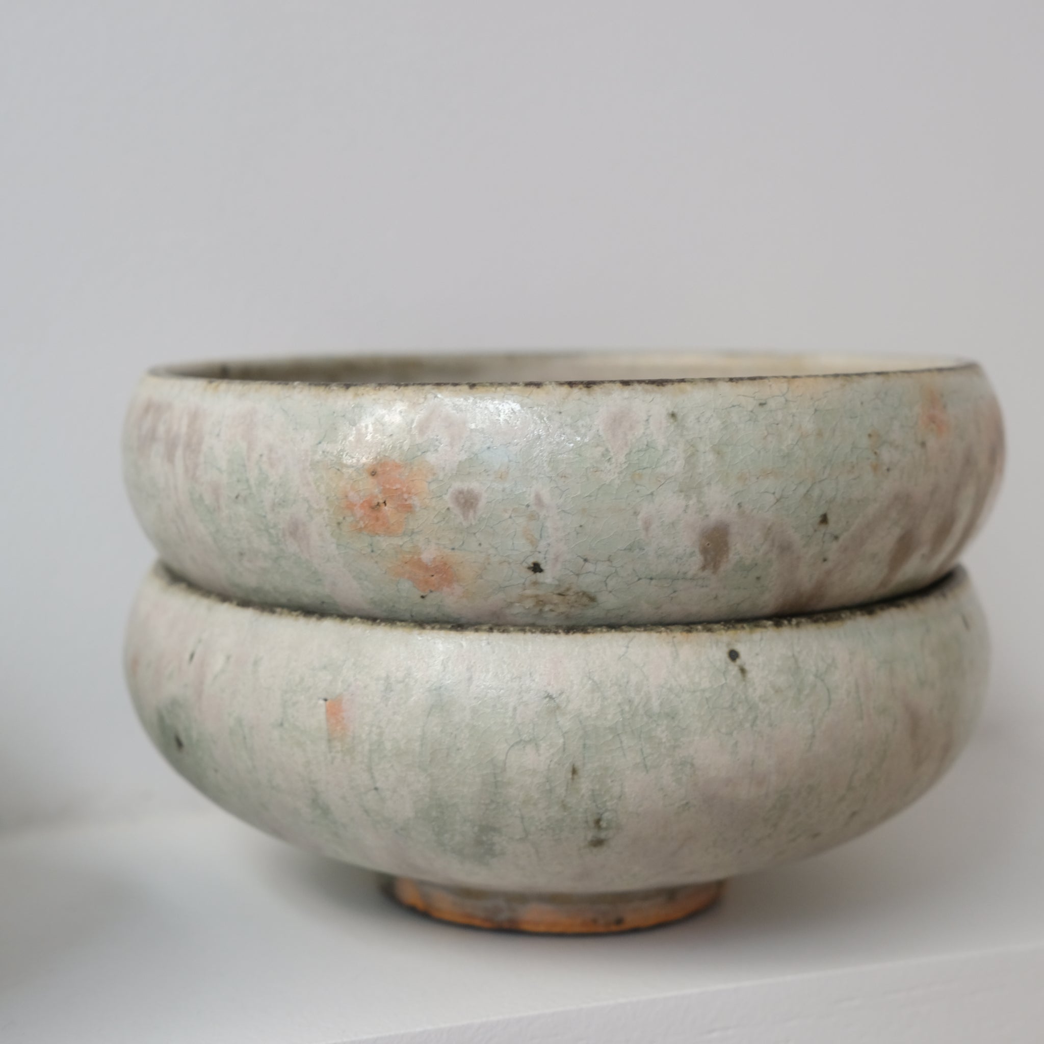 Assiette creuse en grès D14,5cm - vert clair kohiki de Tetsuya Kobayashi chez Brutal Ceramics