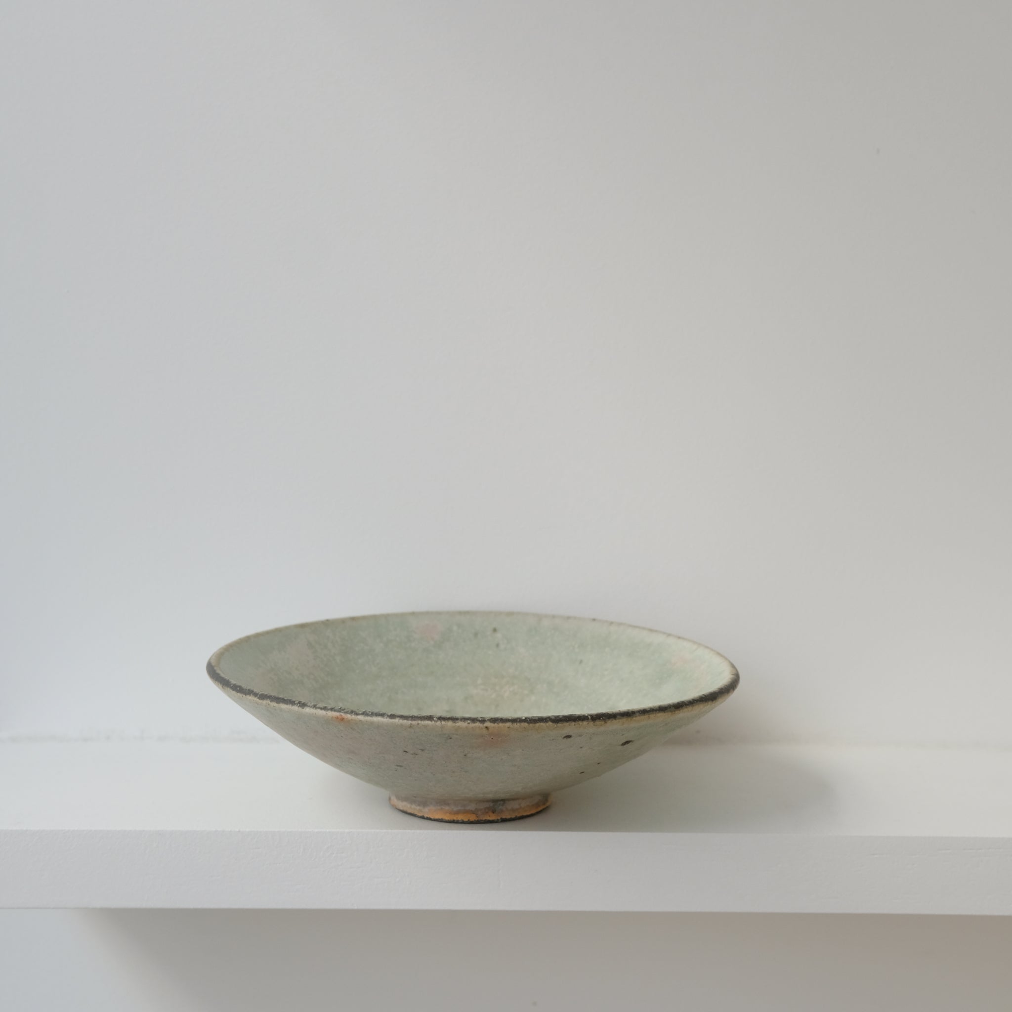 Assiette creuse en grès D19cm - vert clair kohiki de Tetsuya Kobayashi chez Brutal Ceramics