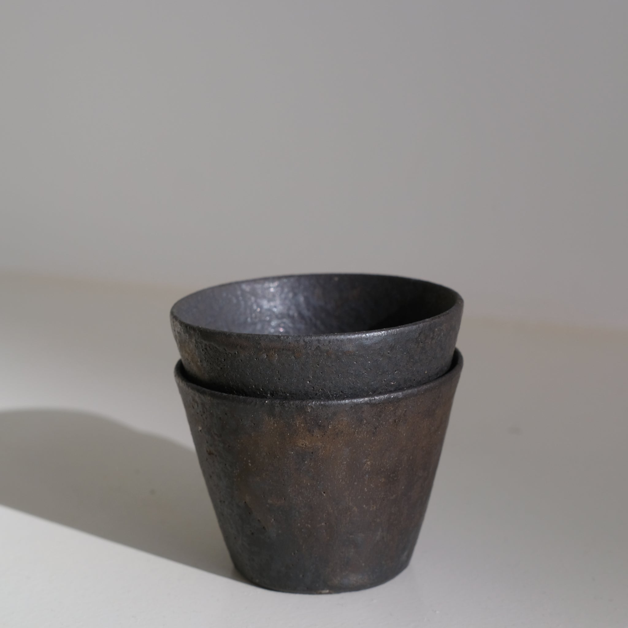 Tasse en grès 130ml - marron irisé de Yamato Kobayashi chez Brutal Ceramics