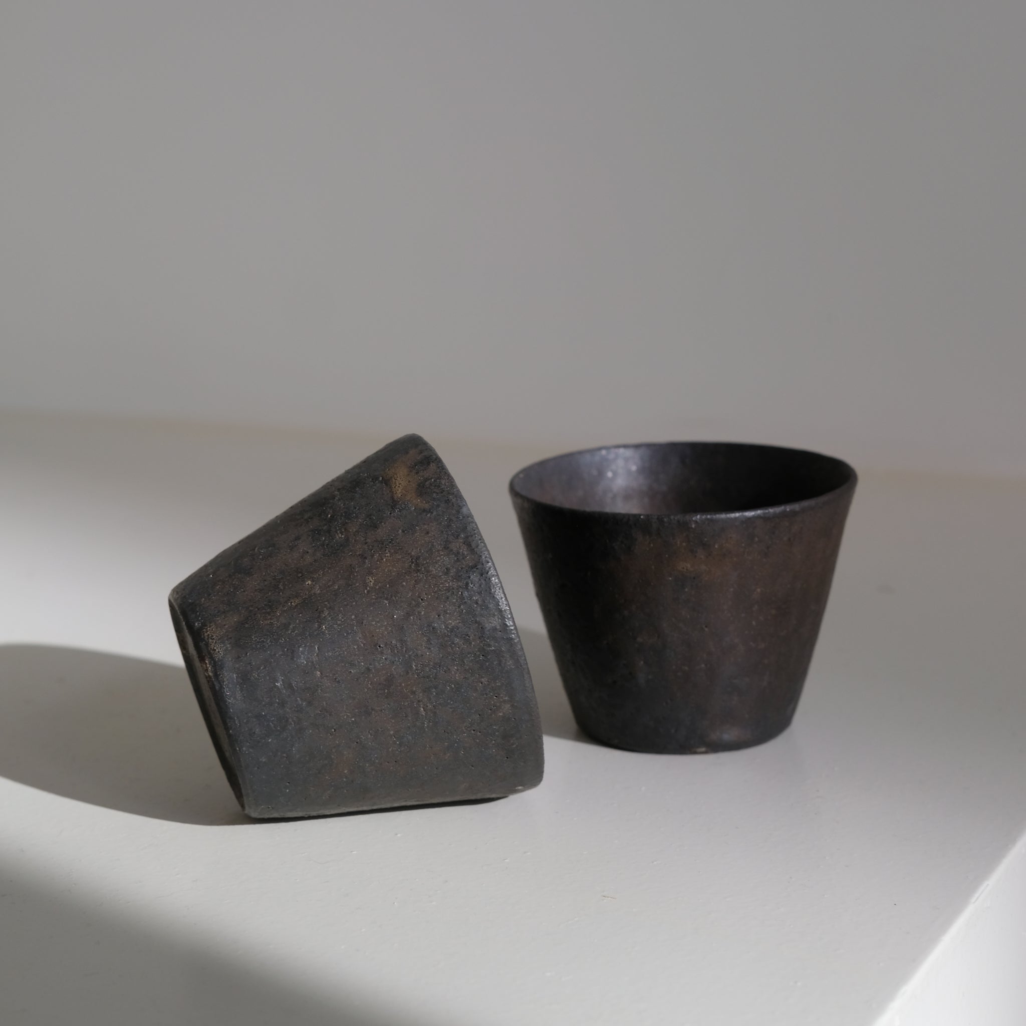 Tasse en grès 130ml - marron irisé de Yamato Kobayashi chez Brutal Ceramics