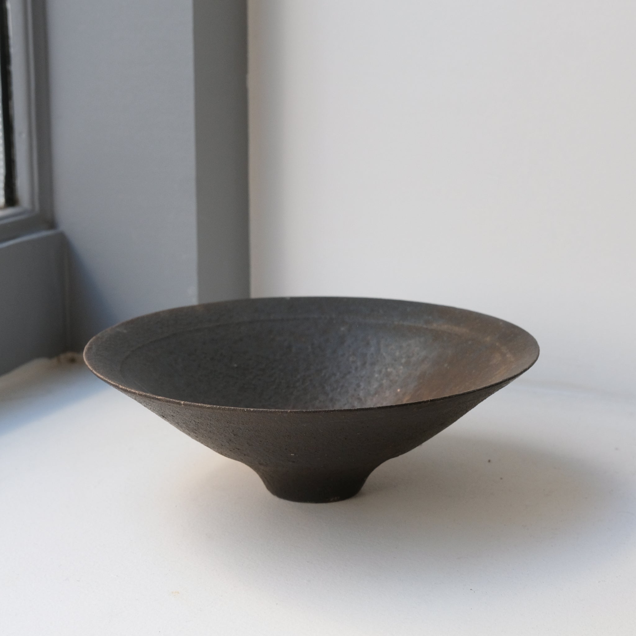 Bol en grès D 19,5cm - marron irisé de Yamato Kobayashi chez Brutal Ceramics