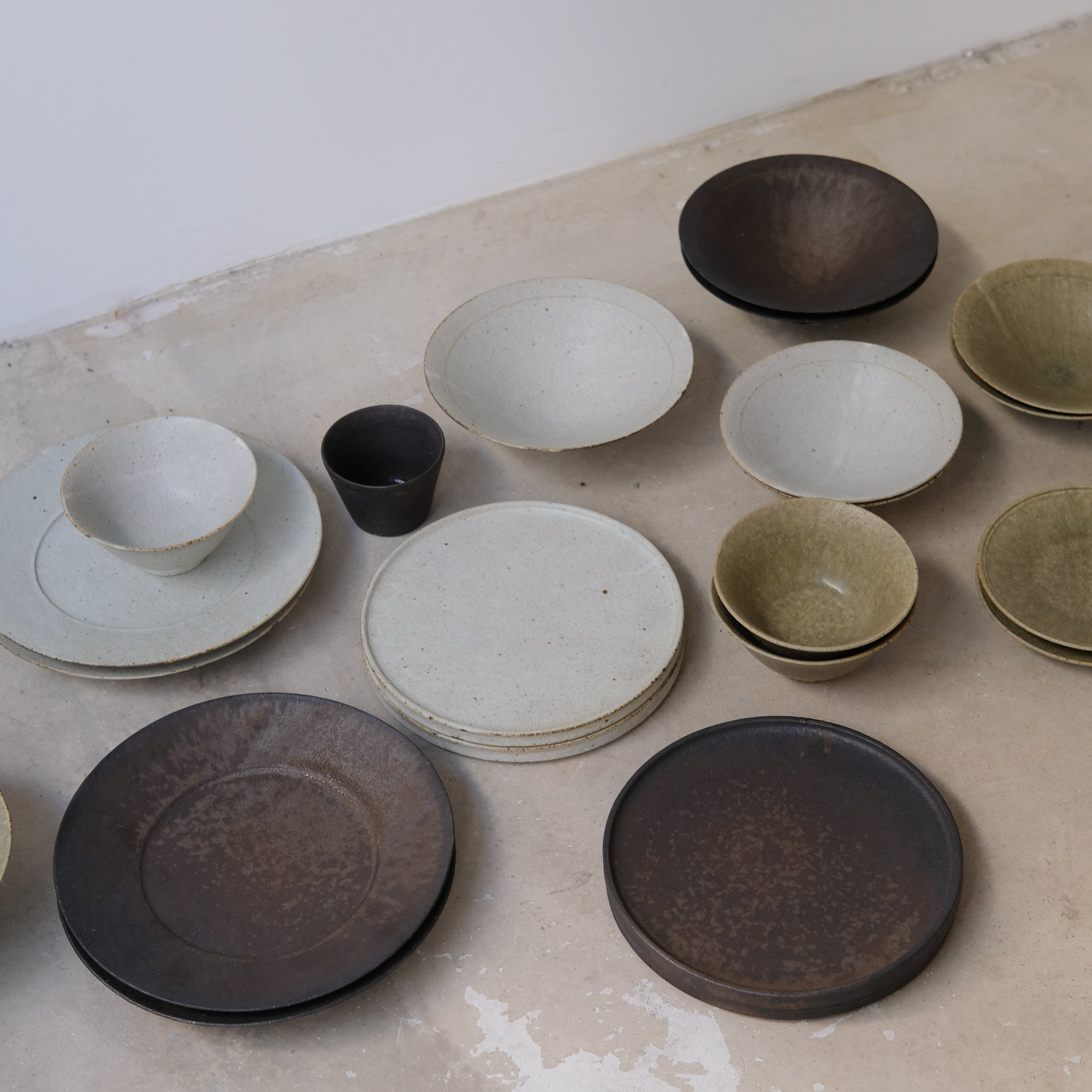 Assiette en grès D 24,5cm - blanc kohiki de Yamato Kobayashi chez Brutal Ceramics