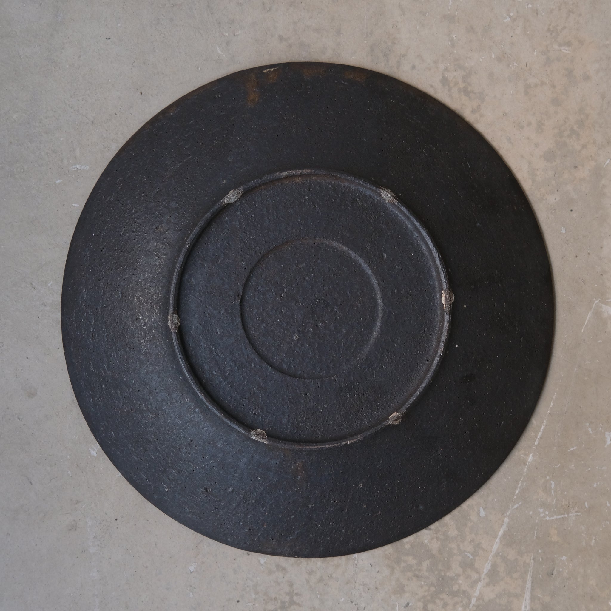 Assiette en grès D 24,5cm - marron irisé de Yamato Kobayashi chez Brutal Ceramics