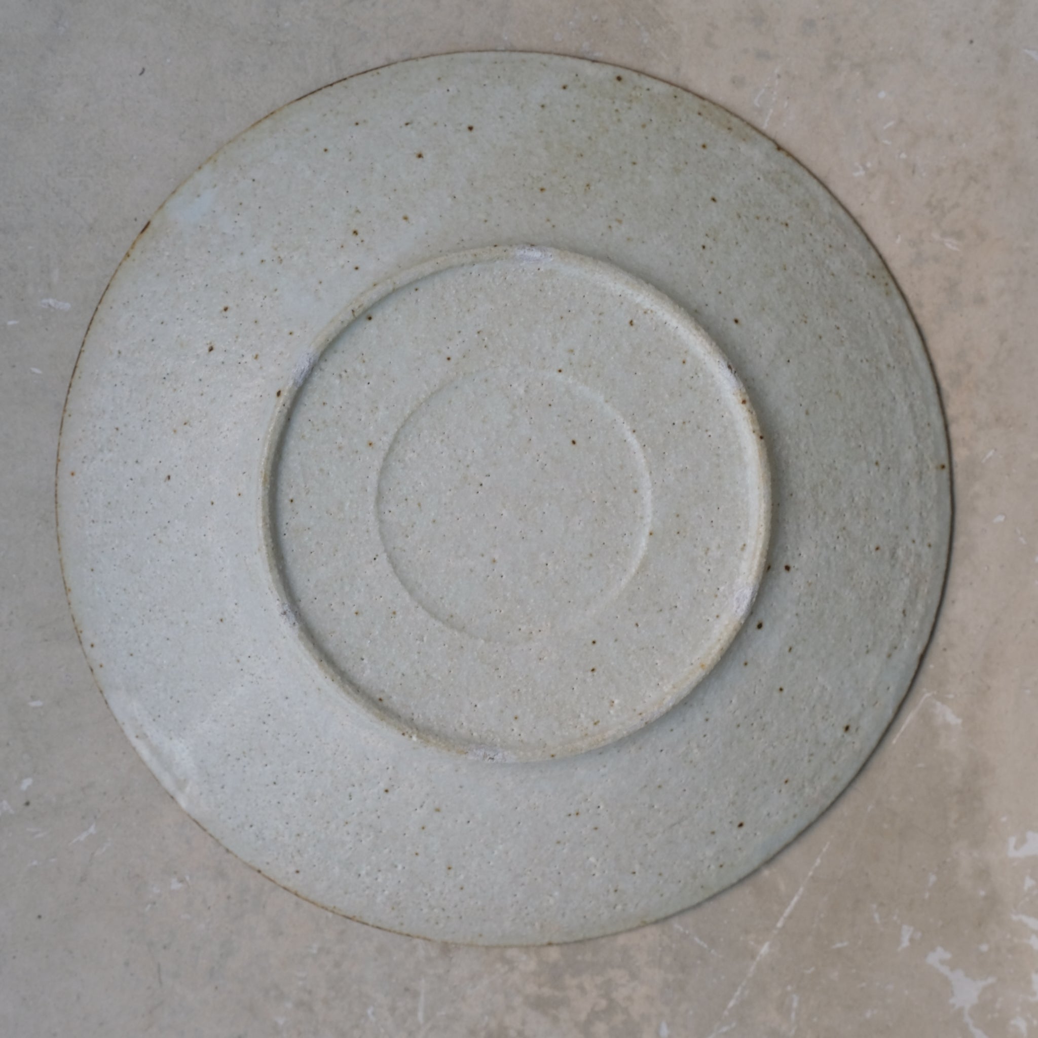 Assiette en grès D 24,5cm - blanc kohiki de Yamato Kobayashi chez Brutal Ceramics
