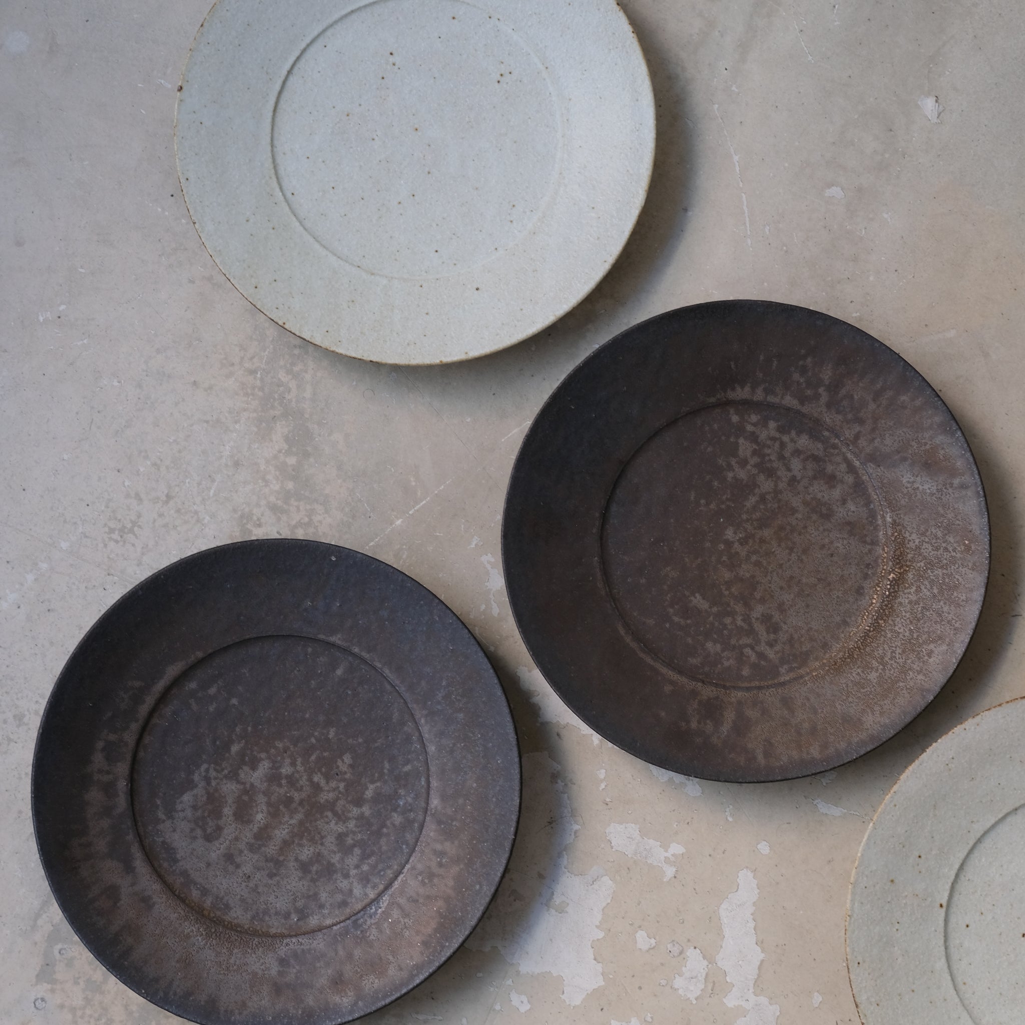 Assiette en grès D 24,5cm - marron irisé de Yamato Kobayashi chez Brutal Ceramics