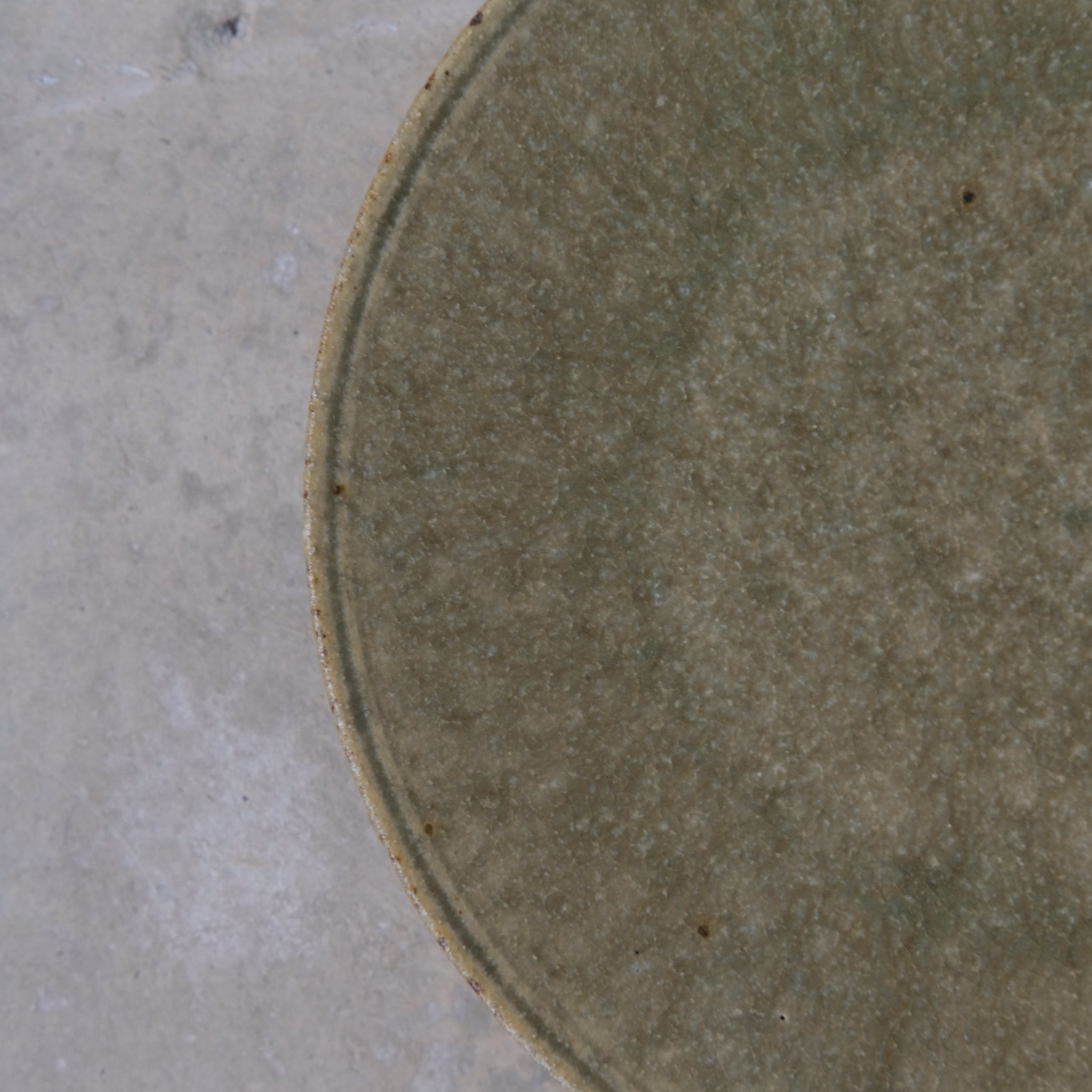 Assiette en grès D 16cm - vert de Yamato Kobayashi chez Brutal Ceramics