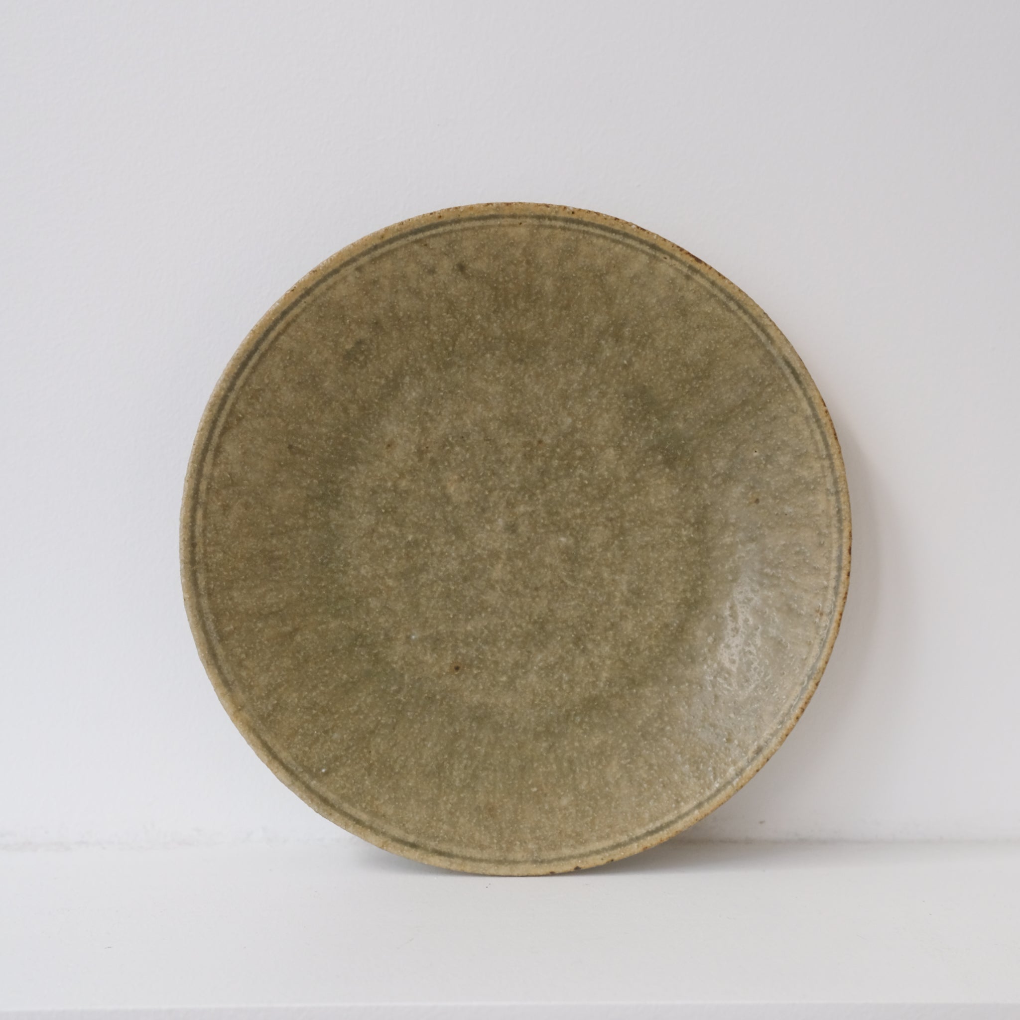 Assiette en grès D 16cm - vert de Yamato Kobayashi chez Brutal Ceramics