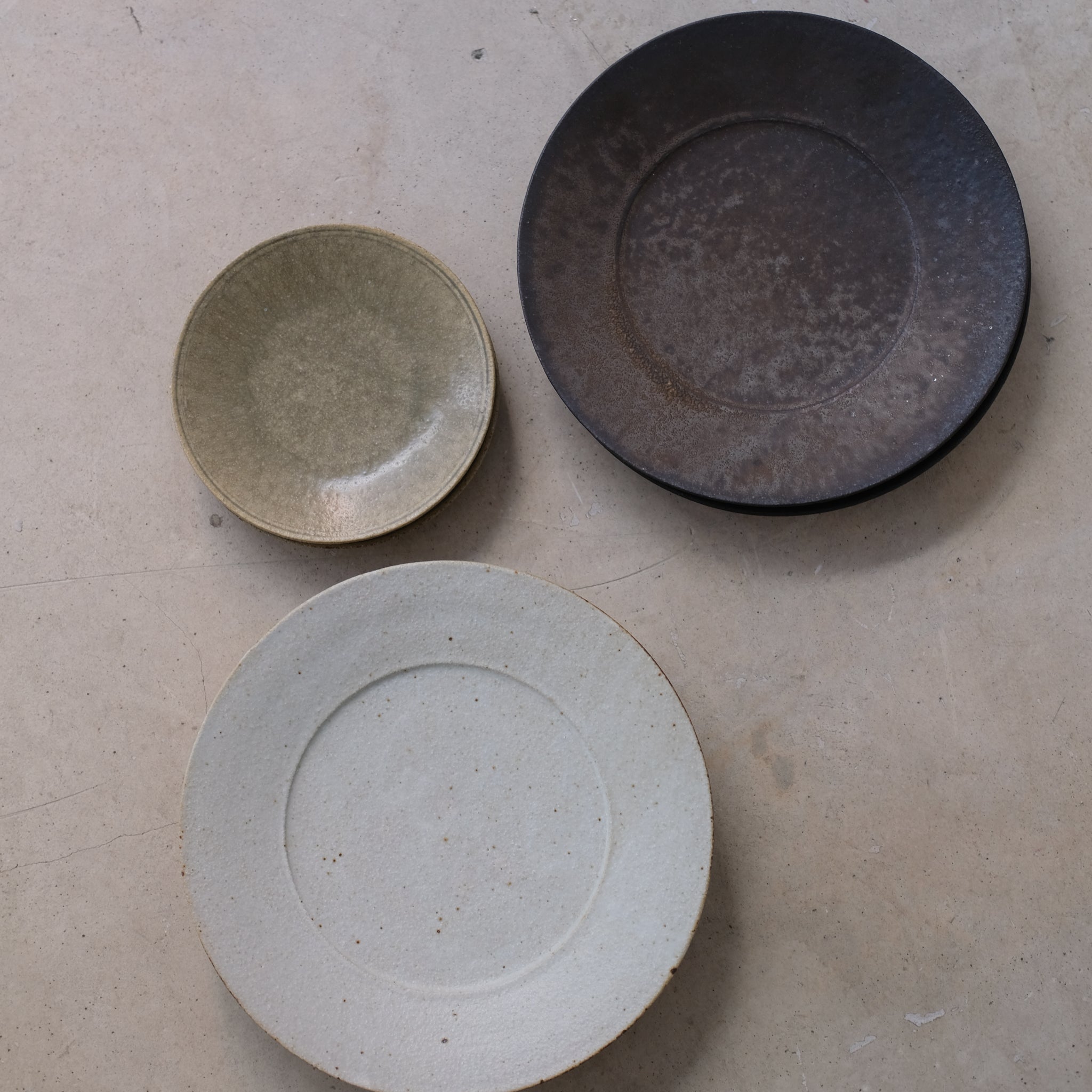 Assiette en grès D 16cm - vert de Yamato Kobayashi chez Brutal Ceramics