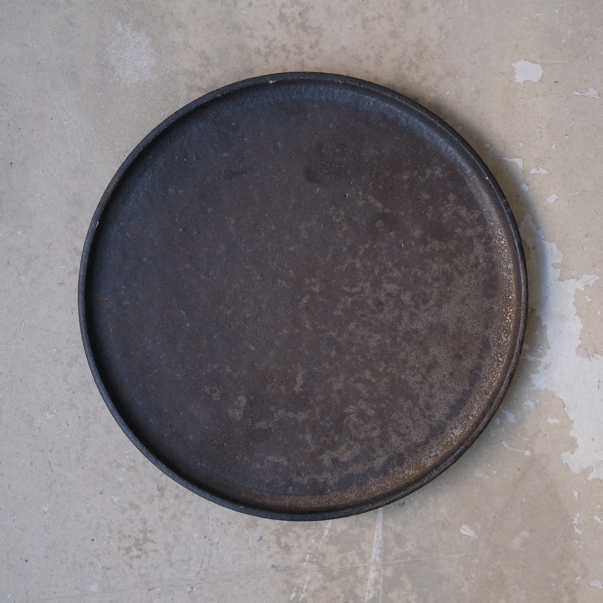 Assiette en grès D 22cm - marron irisé de Yamato Kobayashi chez Brutal Ceramics