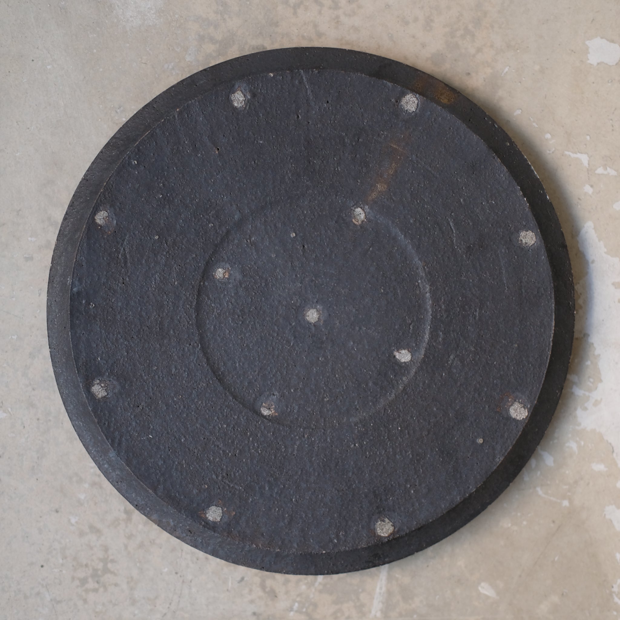 Assiette en grès D 22cm - marron irisé de Yamato Kobayashi chez Brutal Ceramics