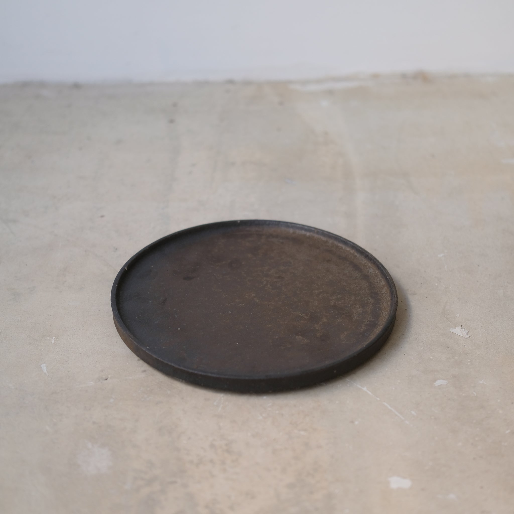 Assiette en grès D 22cm - marron irisé de Yamato Kobayashi chez Brutal Ceramics