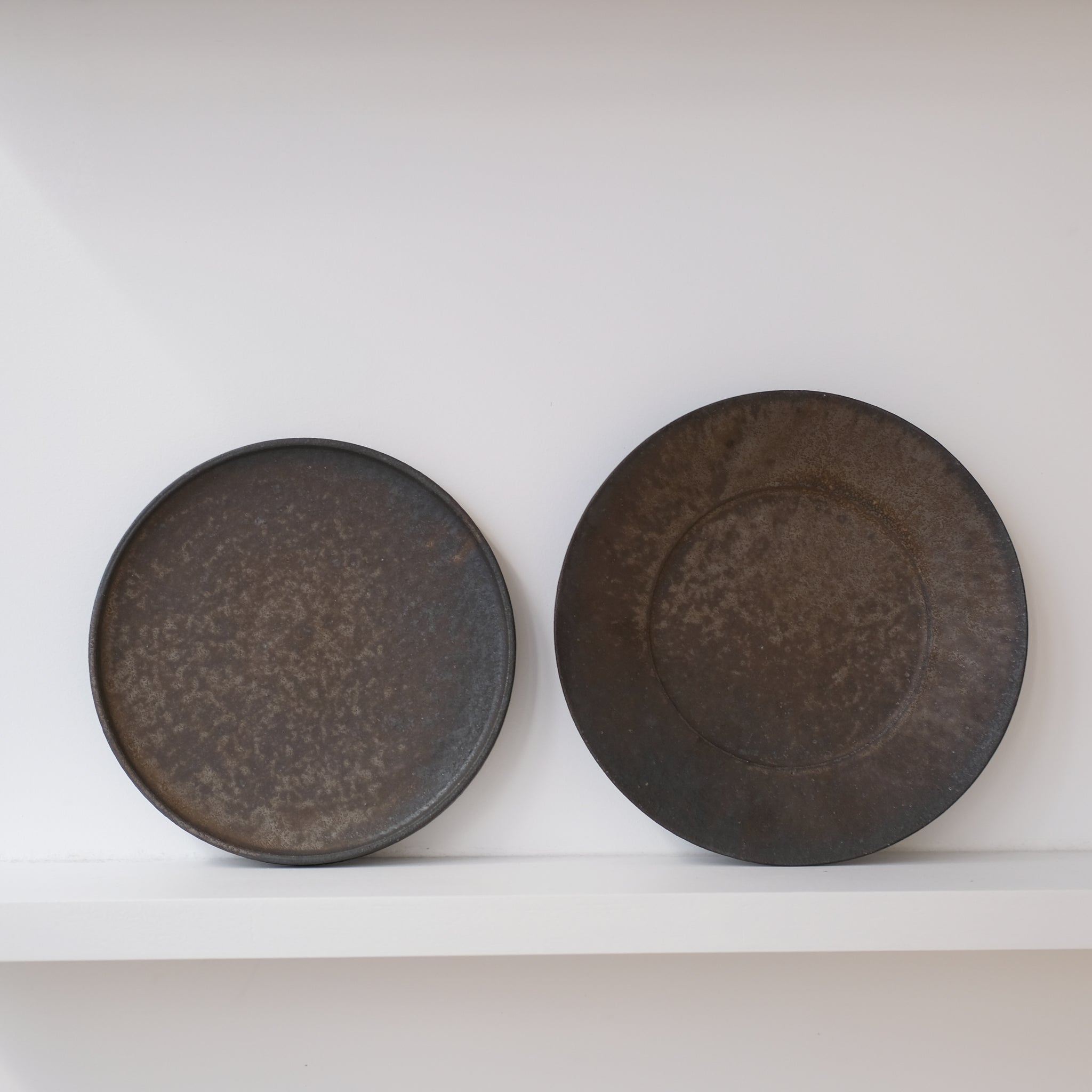 Assiette en grès D 22cm - marron irisé de Yamato Kobayashi chez Brutal Ceramics