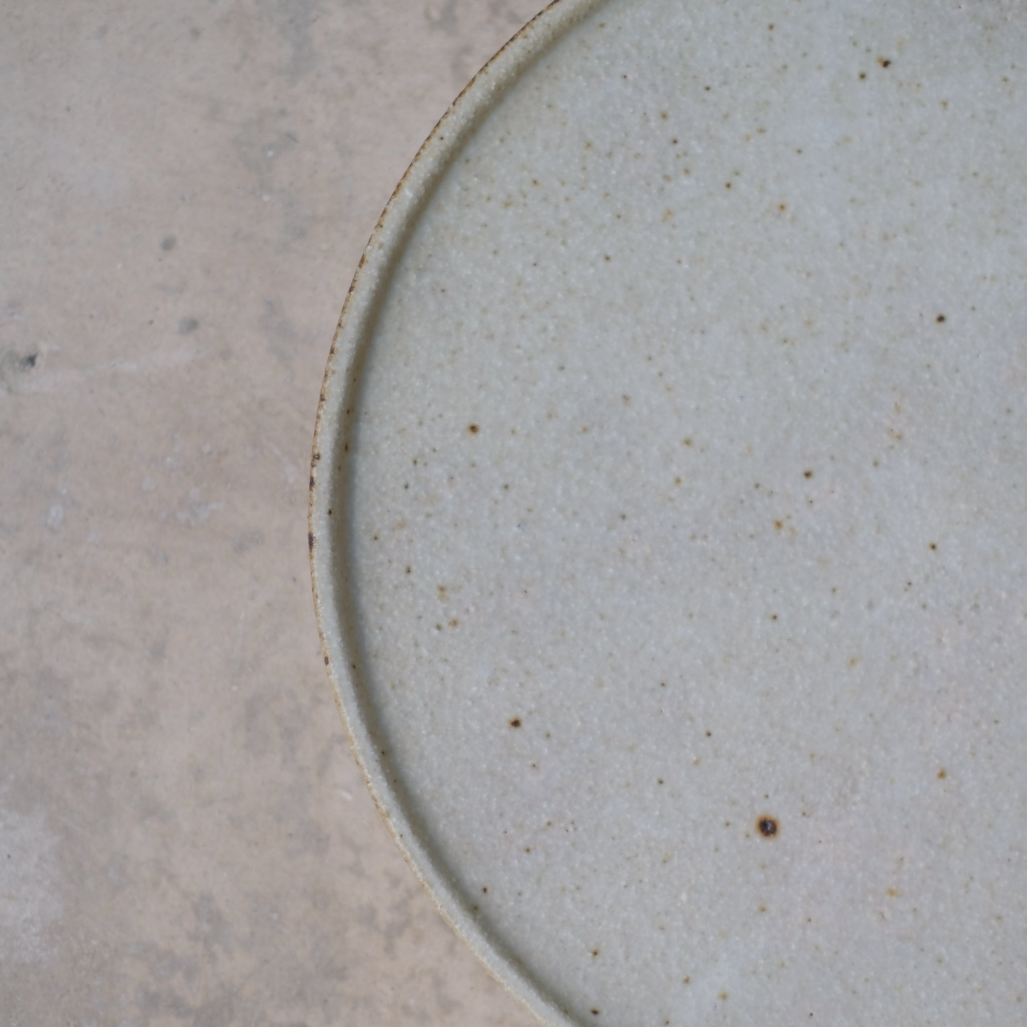 Assiette en grès D 22cm - blanc kohiki de Yamato Kobayashi chez Brutal Ceramics