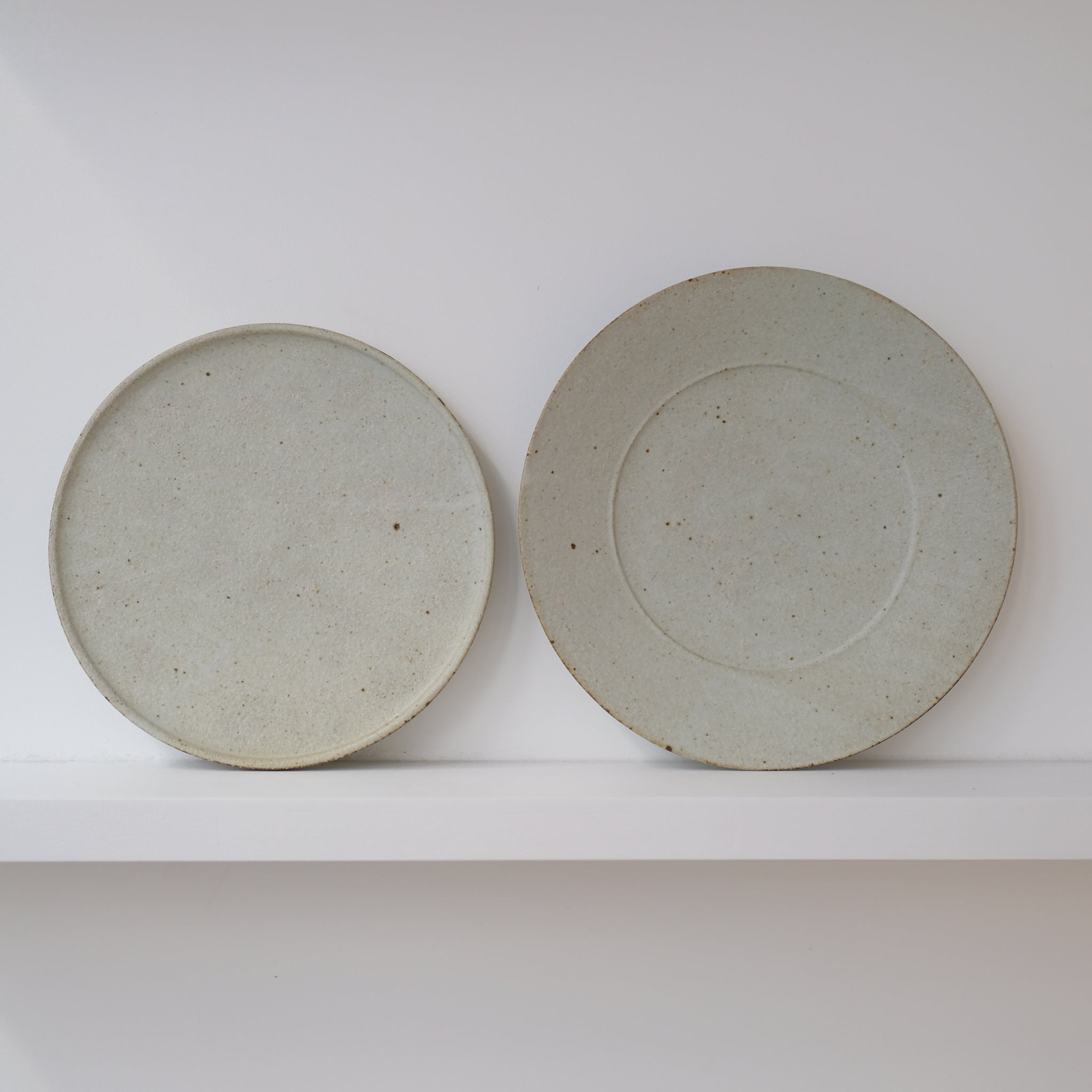 Assiette en grès D 24,5cm - blanc kohiki de Yamato Kobayashi chez Brutal Ceramics