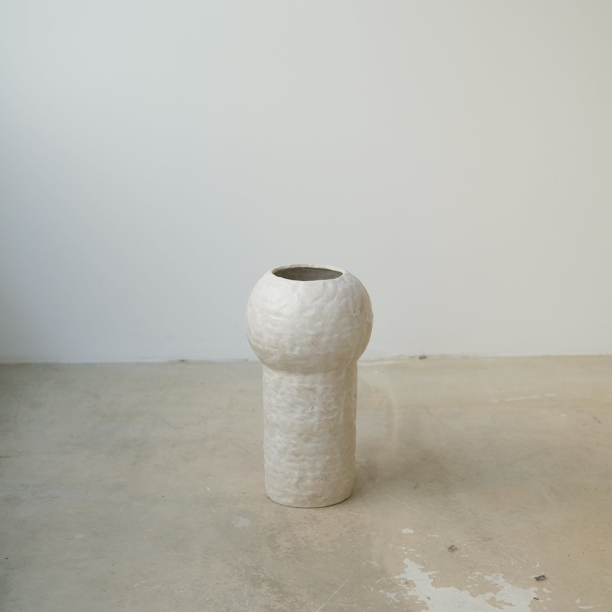 Vase 02 en grès blanc H29cm - Blanc texturé mat de Claire Cosnefroy chez Brutal Ceramics