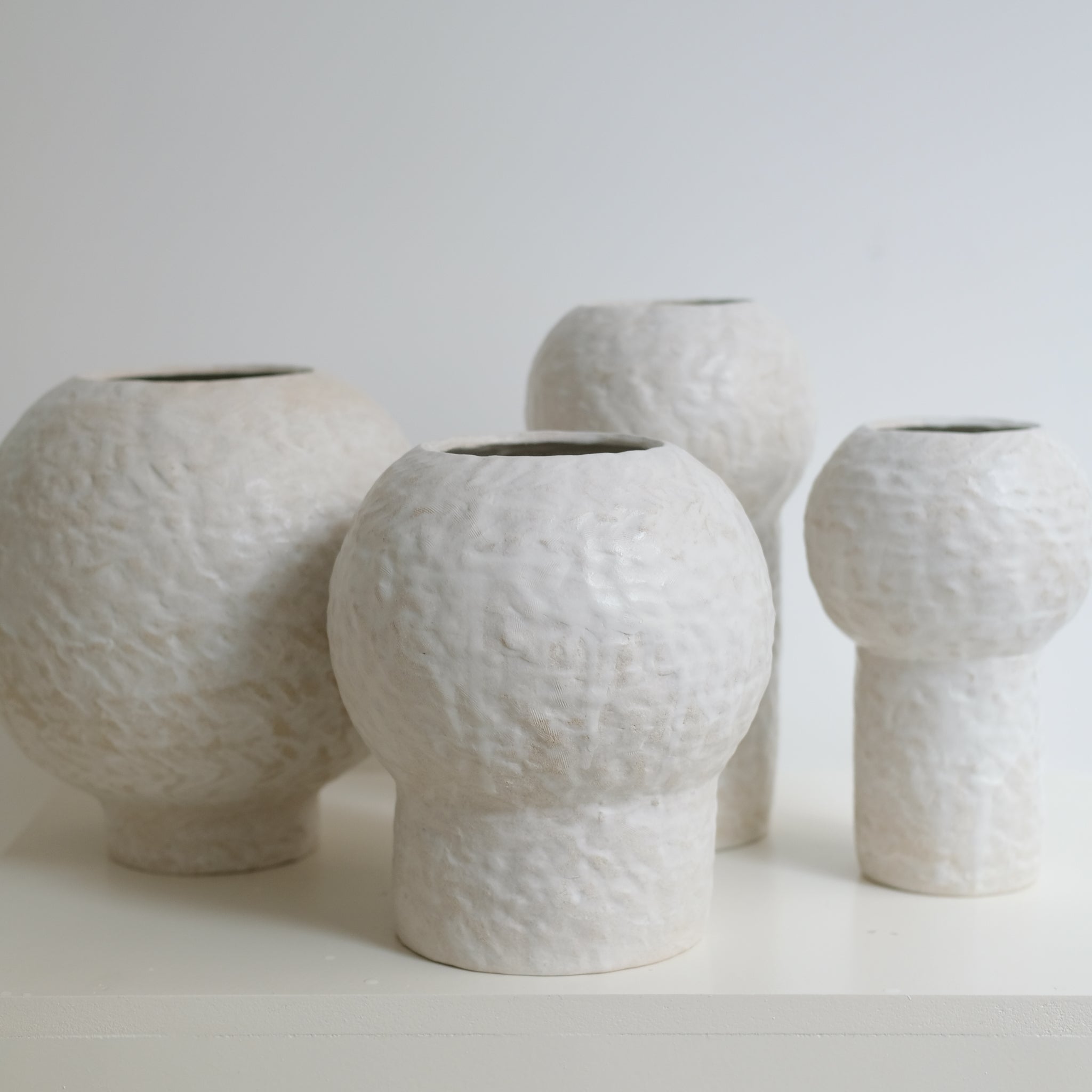 Vase 03 en grès blanc H24cm - Blanc texturé mat de Claire Cosnefroy chez Brutal Ceramics