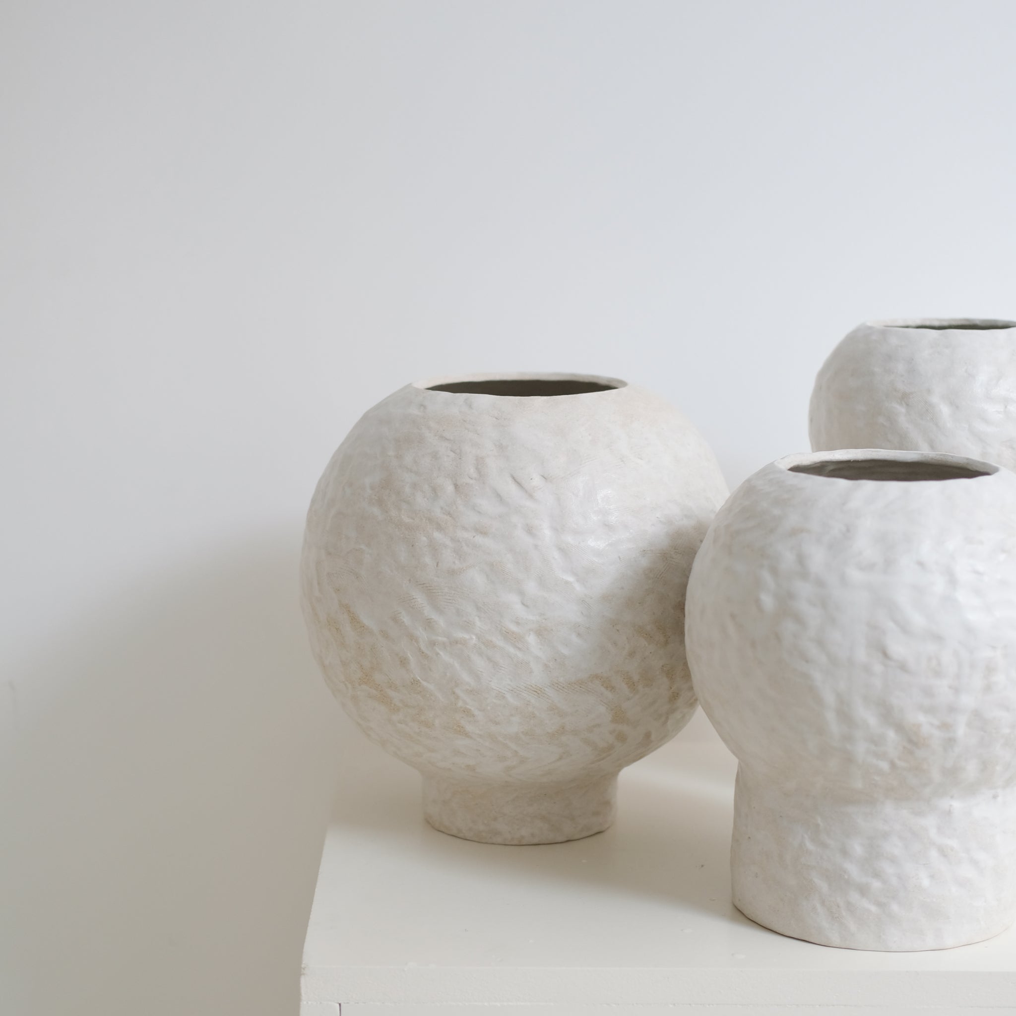 Vase 04 en grès blanc H26cm - Blanc texturé mat de Claire Cosnefroy chez Brutal Ceramics