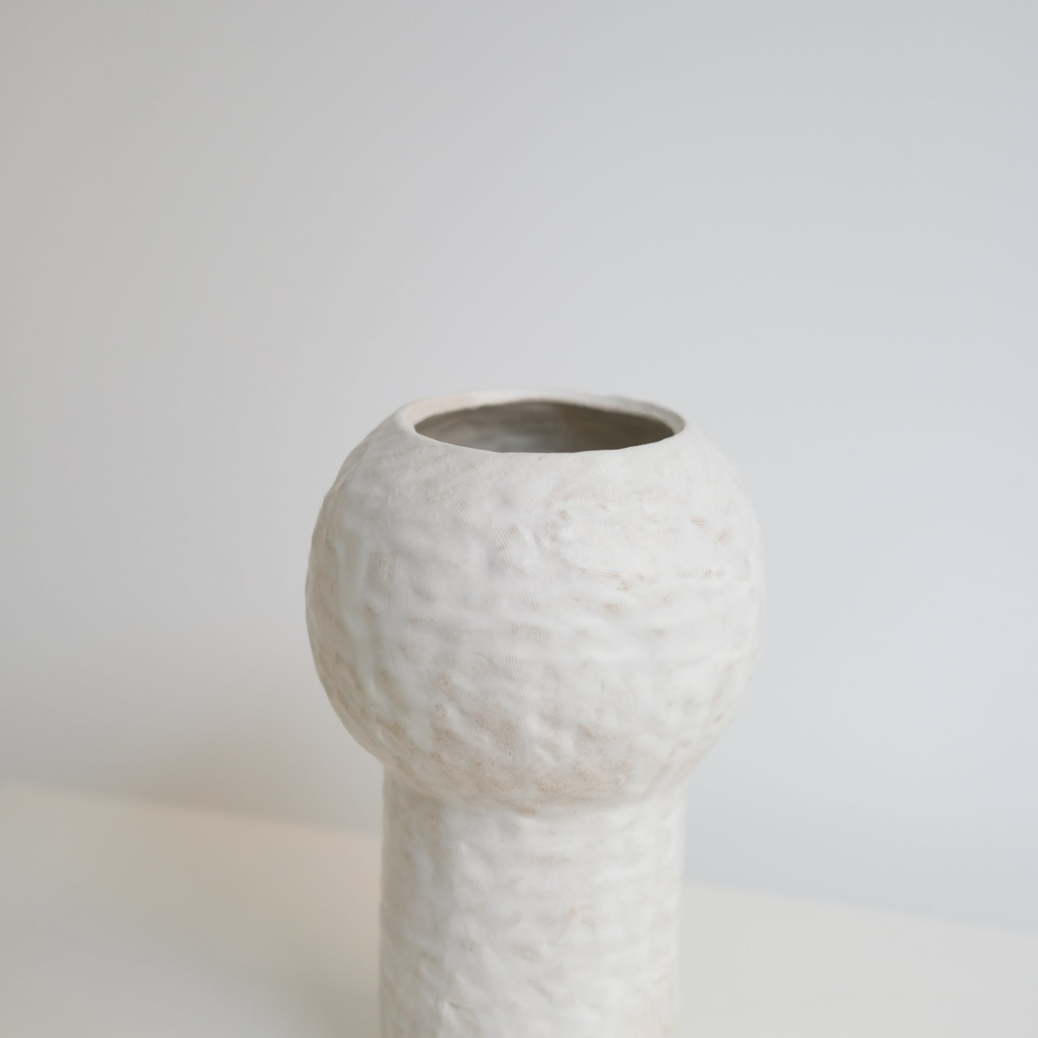 Vase 01 en grès blanc H24cm - Blanc texturé mat de Claire Cosnefroy chez Brutal Ceramics