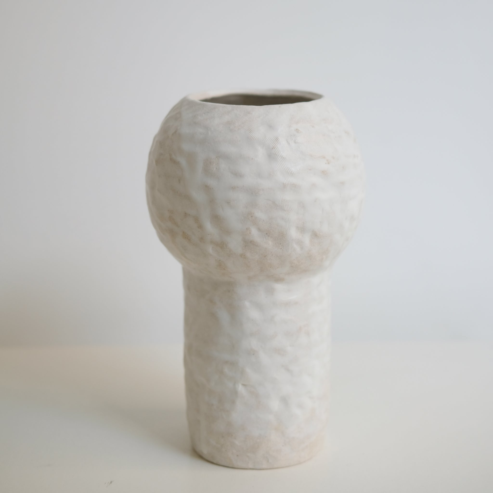 Vase 01 en grès blanc H24cm - Blanc texturé mat de Claire Cosnefroy chez Brutal Ceramics