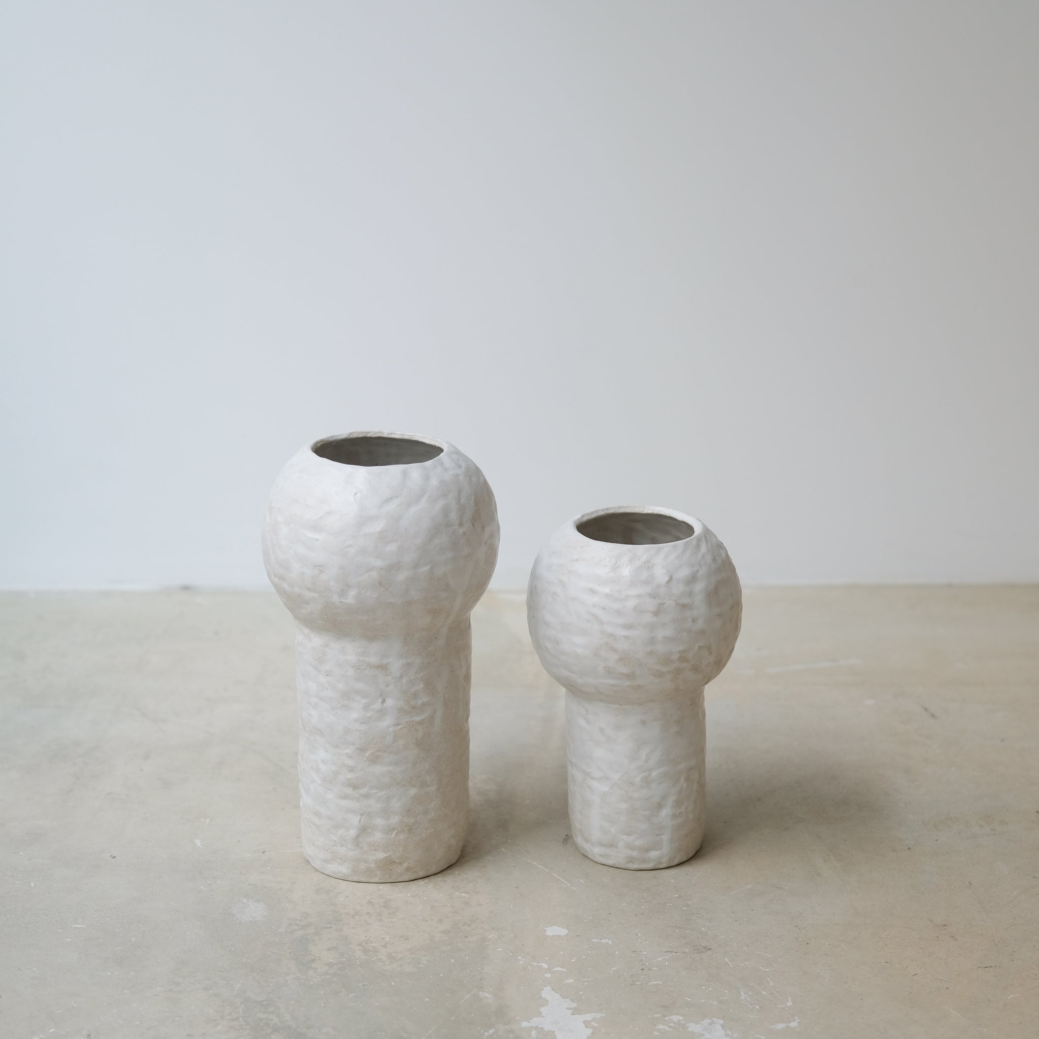 Vase 01 en grès blanc H24cm - Blanc texturé mat de Claire Cosnefroy chez Brutal Ceramics