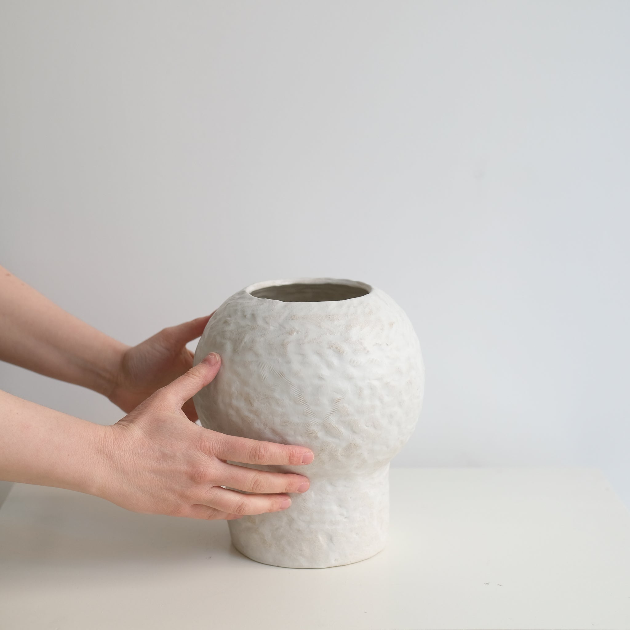Vase 03 en grès blanc H24cm - Blanc texturé mat de Claire Cosnefroy chez Brutal Ceramics