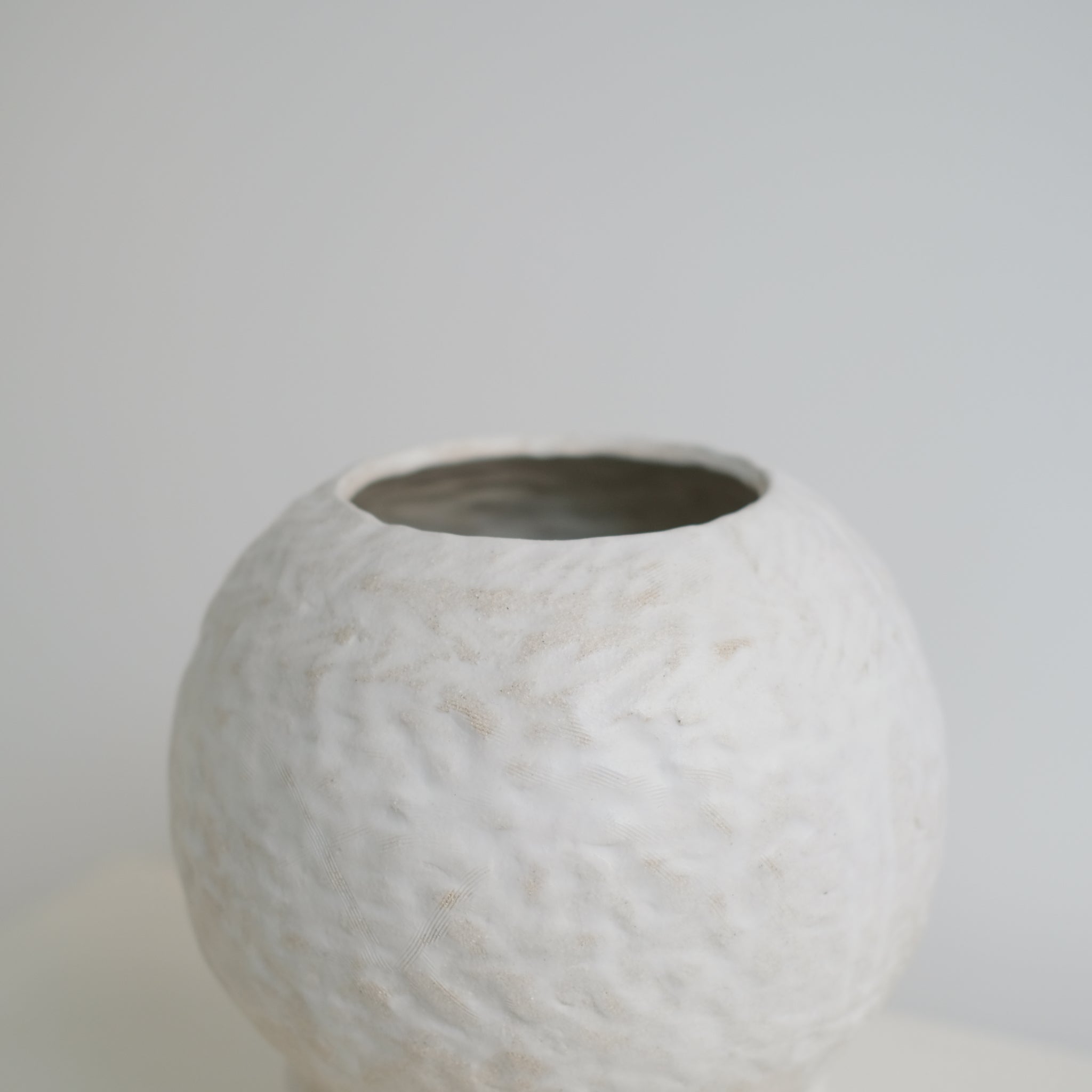 Vase 03 en grès blanc H24cm - Blanc texturé mat de Claire Cosnefroy chez Brutal Ceramics