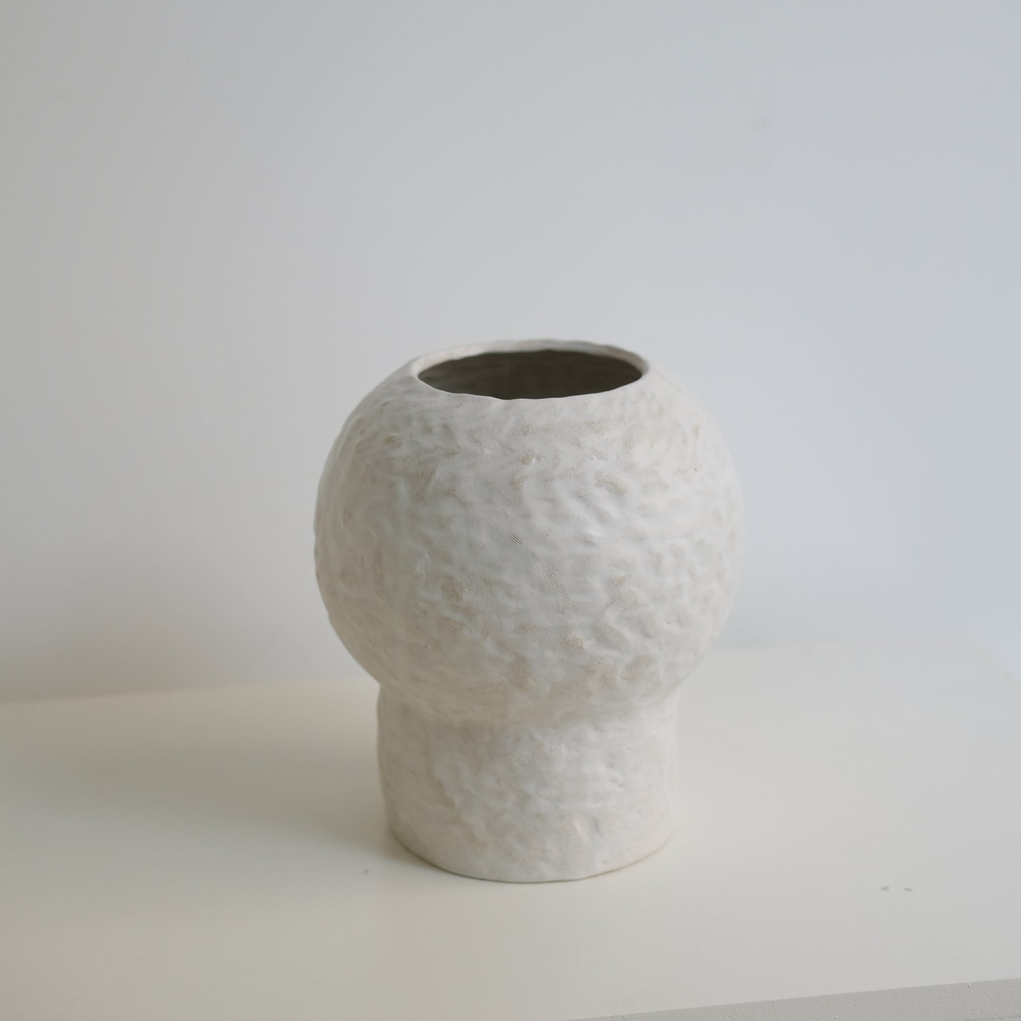 Vase 03 en grès blanc H24cm - Blanc texturé mat de Claire Cosnefroy chez Brutal Ceramics
