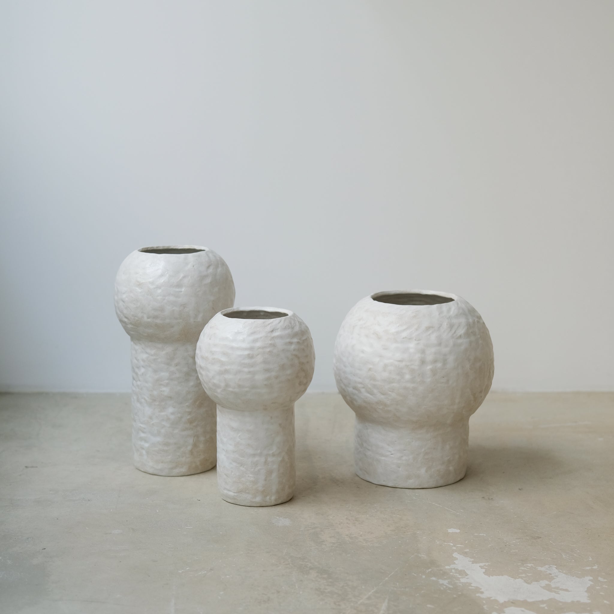 Vase 03 en grès blanc H24cm - Blanc texturé mat de Claire Cosnefroy chez Brutal Ceramics