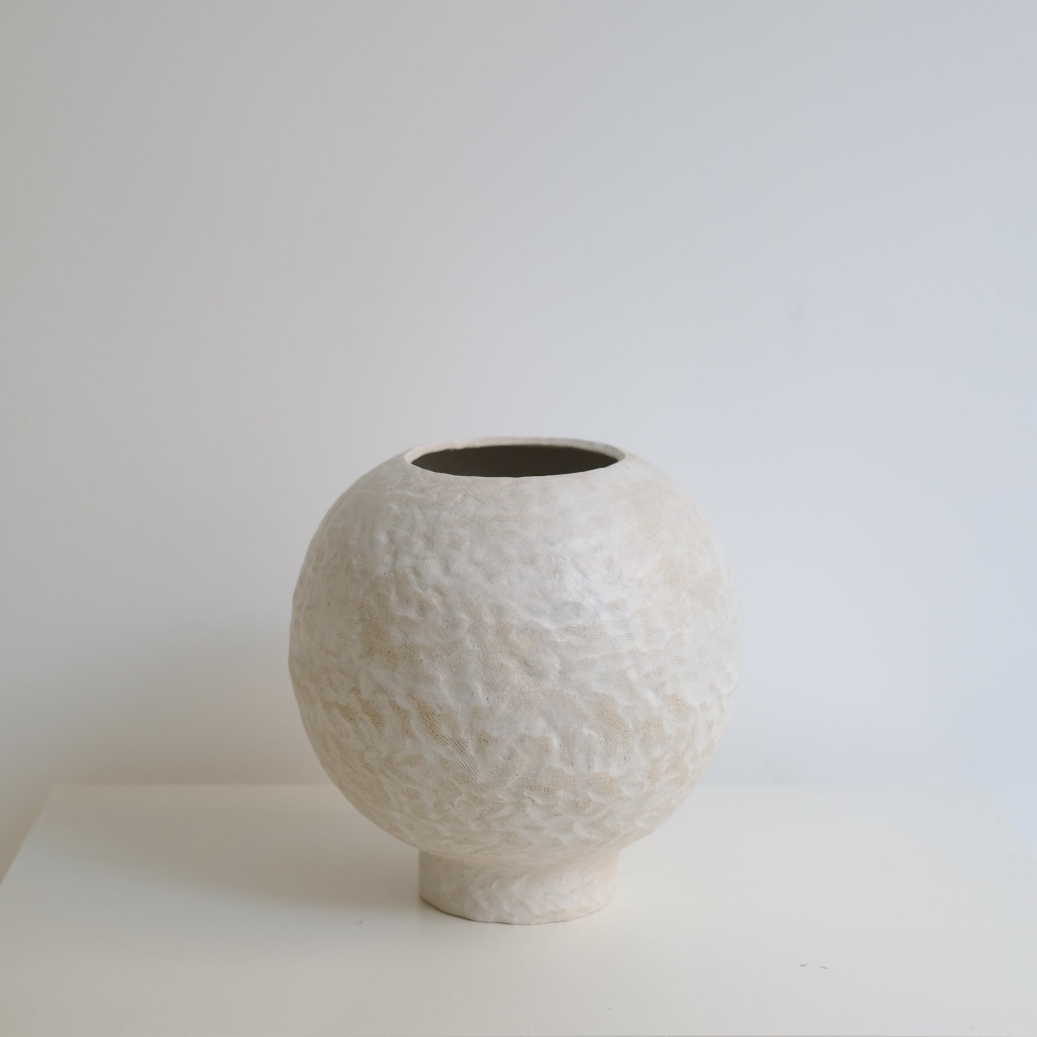 Vase 04 en grès blanc H26cm - Blanc texturé mat de Claire Cosnefroy chez Brutal Ceramics
