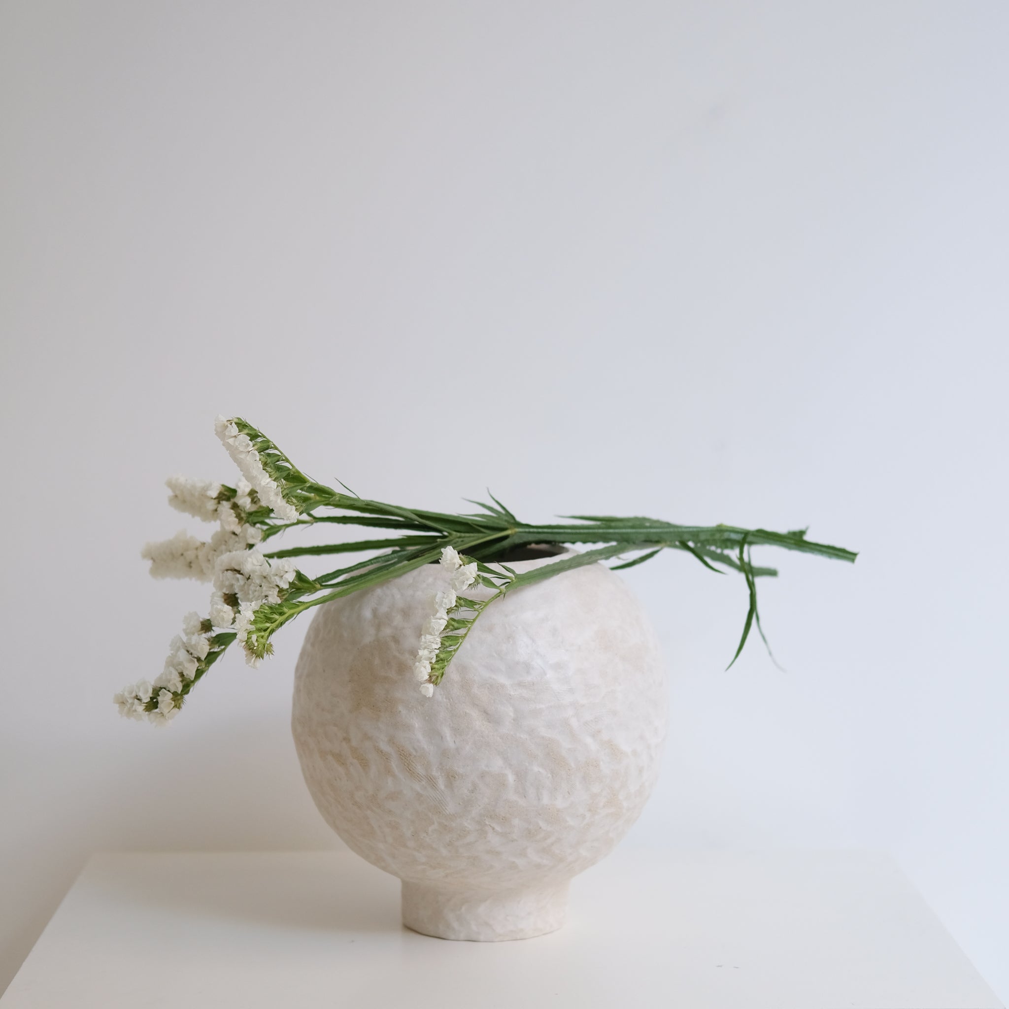 Vase 04 en grès blanc H26cm - Blanc texturé mat de Claire Cosnefroy chez Brutal Ceramics