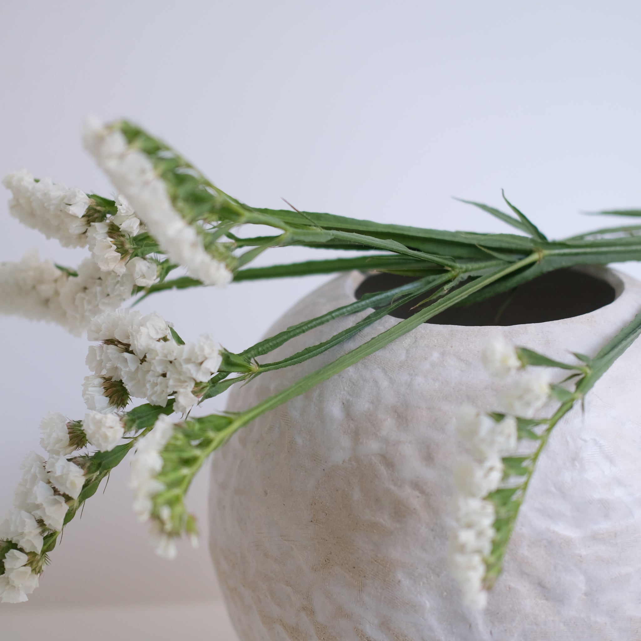 Vase 04 en grès blanc H26cm - Blanc texturé mat de Claire Cosnefroy chez Brutal Ceramics