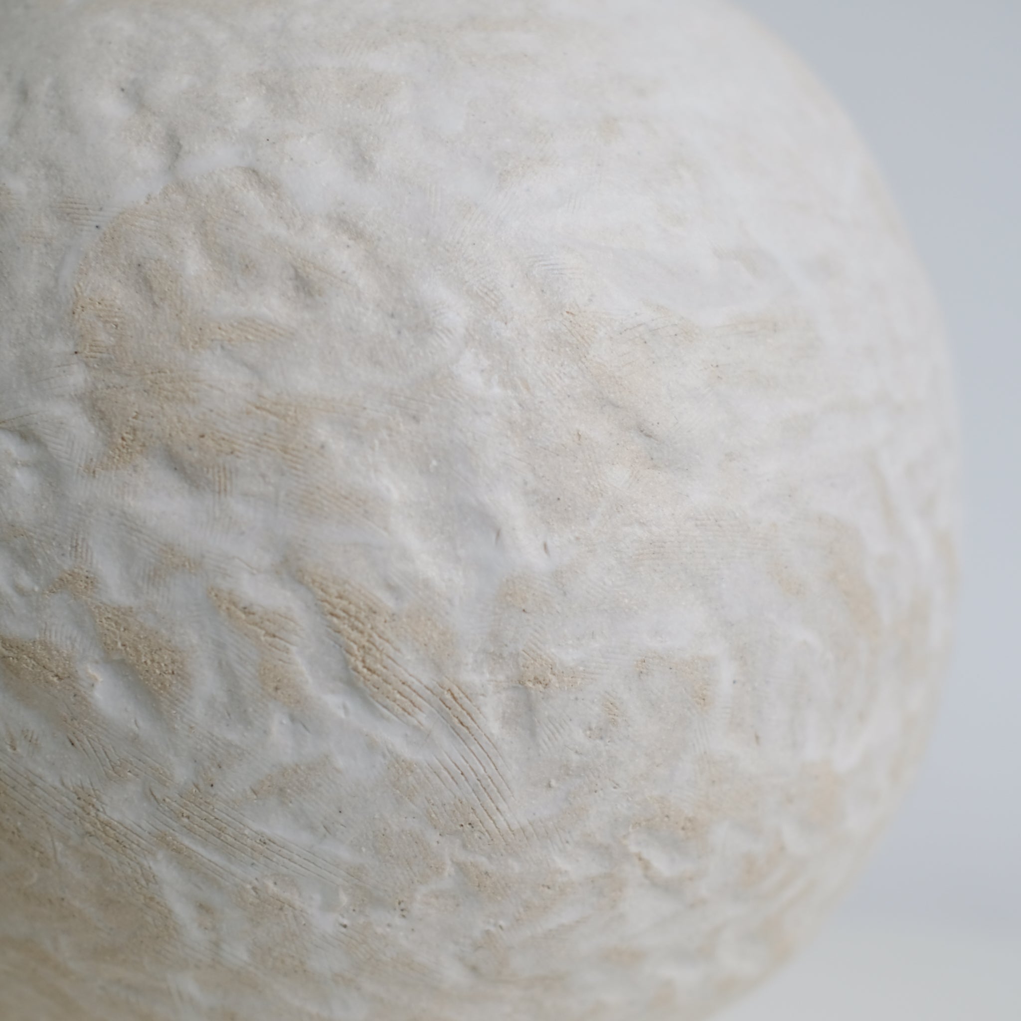 Vase 04 en grès blanc H26cm - Blanc texturé mat de Claire Cosnefroy chez Brutal Ceramics