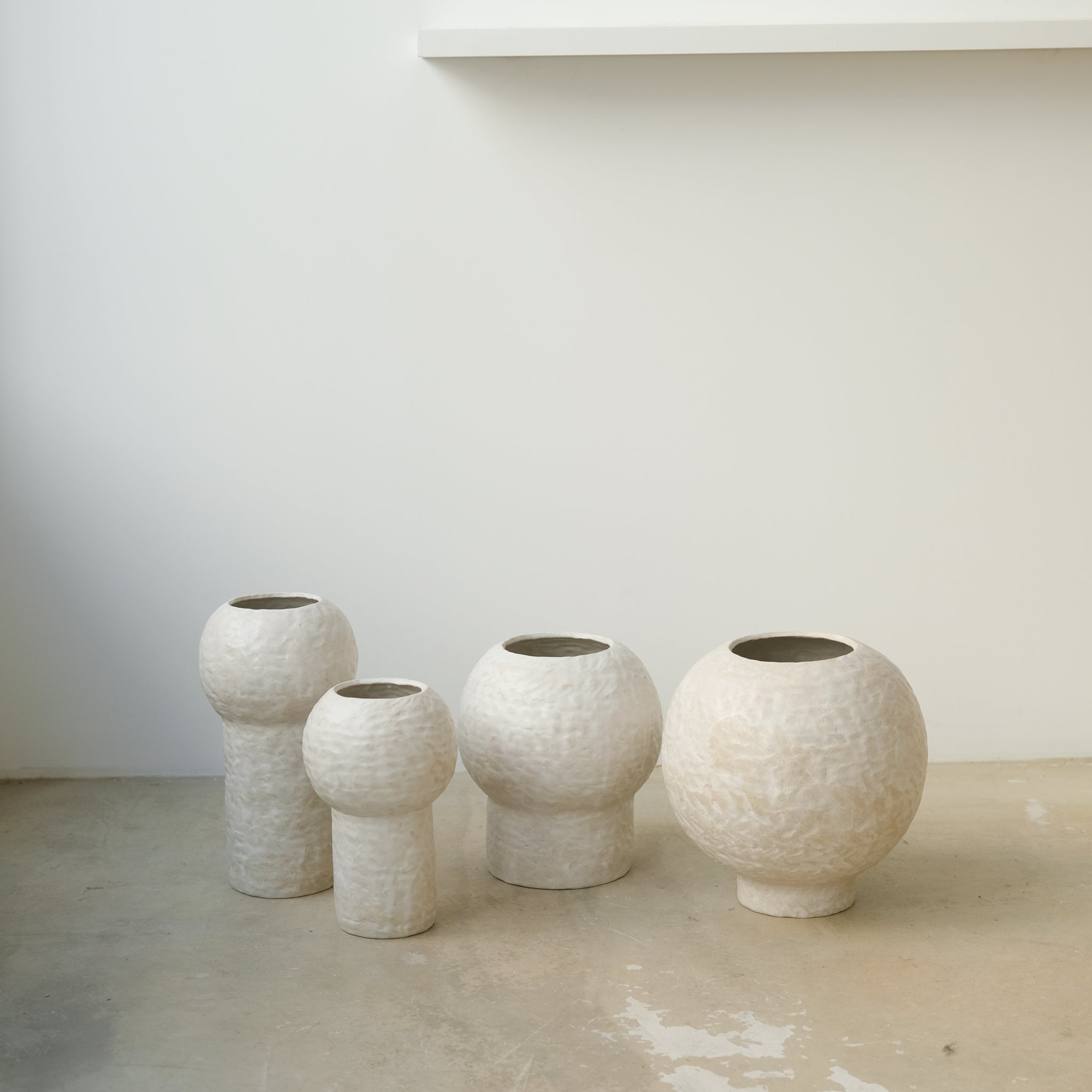 Vase 03 en grès blanc H24cm - Blanc texturé mat de Claire Cosnefroy chez Brutal Ceramics