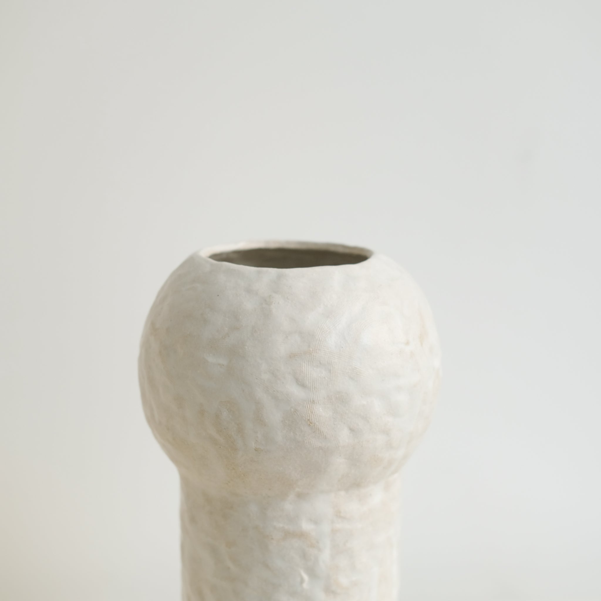 Vase 02 en grès blanc H29cm - Blanc texturé mat de Claire Cosnefroy chez Brutal Ceramics