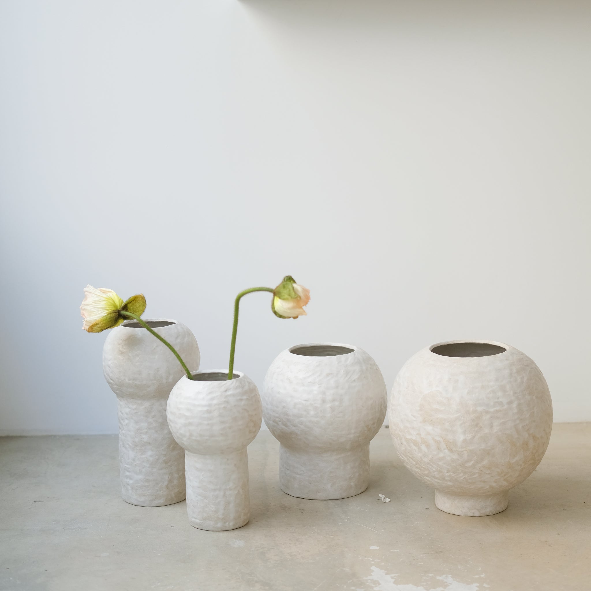 Vase 04 en grès blanc H26cm - Blanc texturé mat de Claire Cosnefroy chez Brutal Ceramics