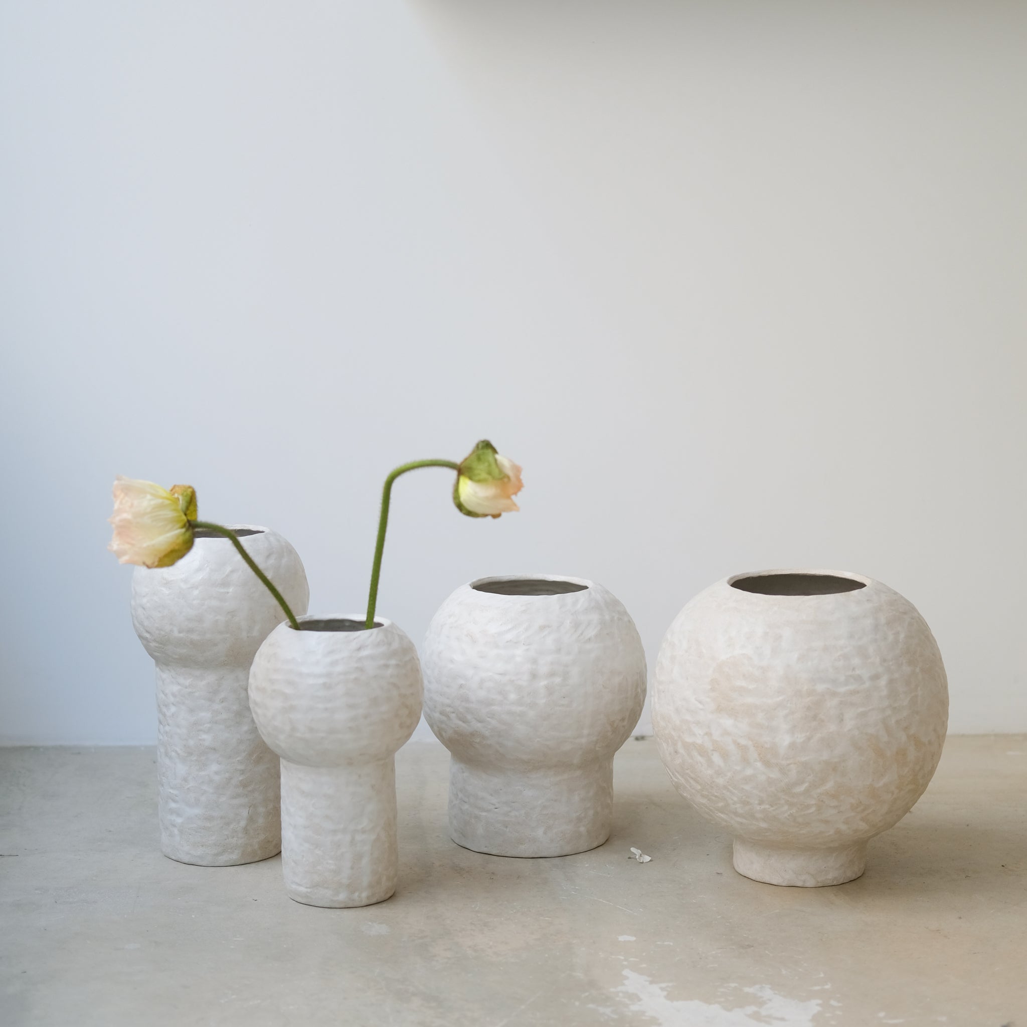 Vase 03 en grès blanc H24cm - Blanc texturé mat de Claire Cosnefroy chez Brutal Ceramics