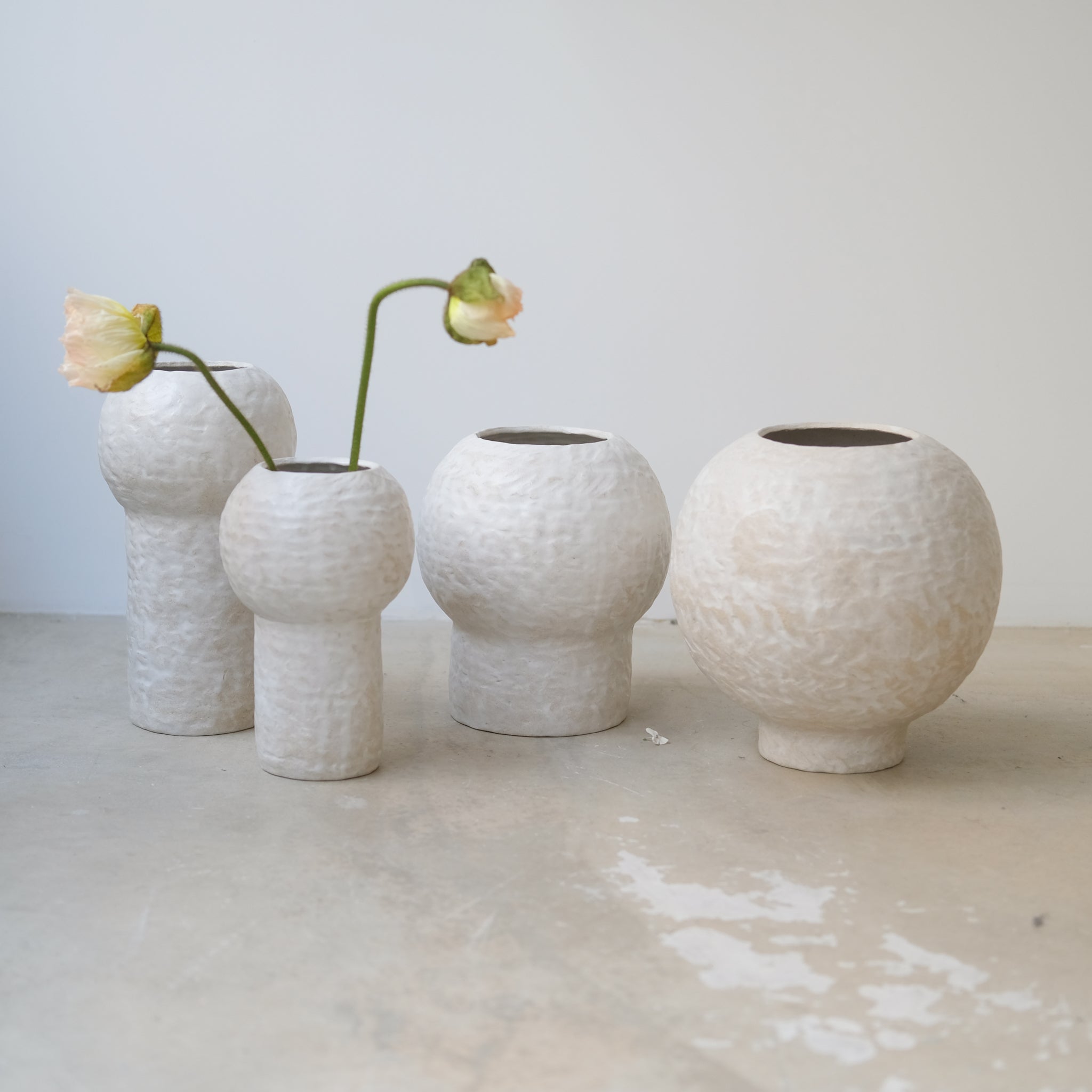 Vase 01 en grès blanc H24cm - Blanc texturé mat de Claire Cosnefroy chez Brutal Ceramics