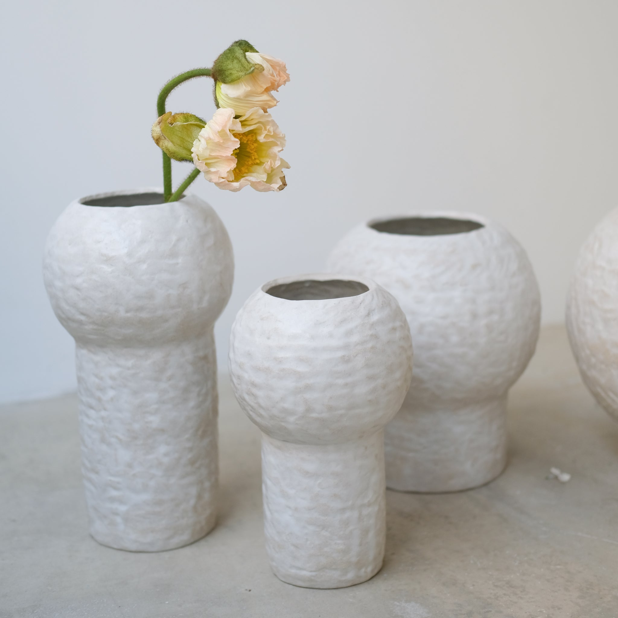 Vase 02 en grès blanc H29cm - Blanc texturé mat de Claire Cosnefroy chez Brutal Ceramics