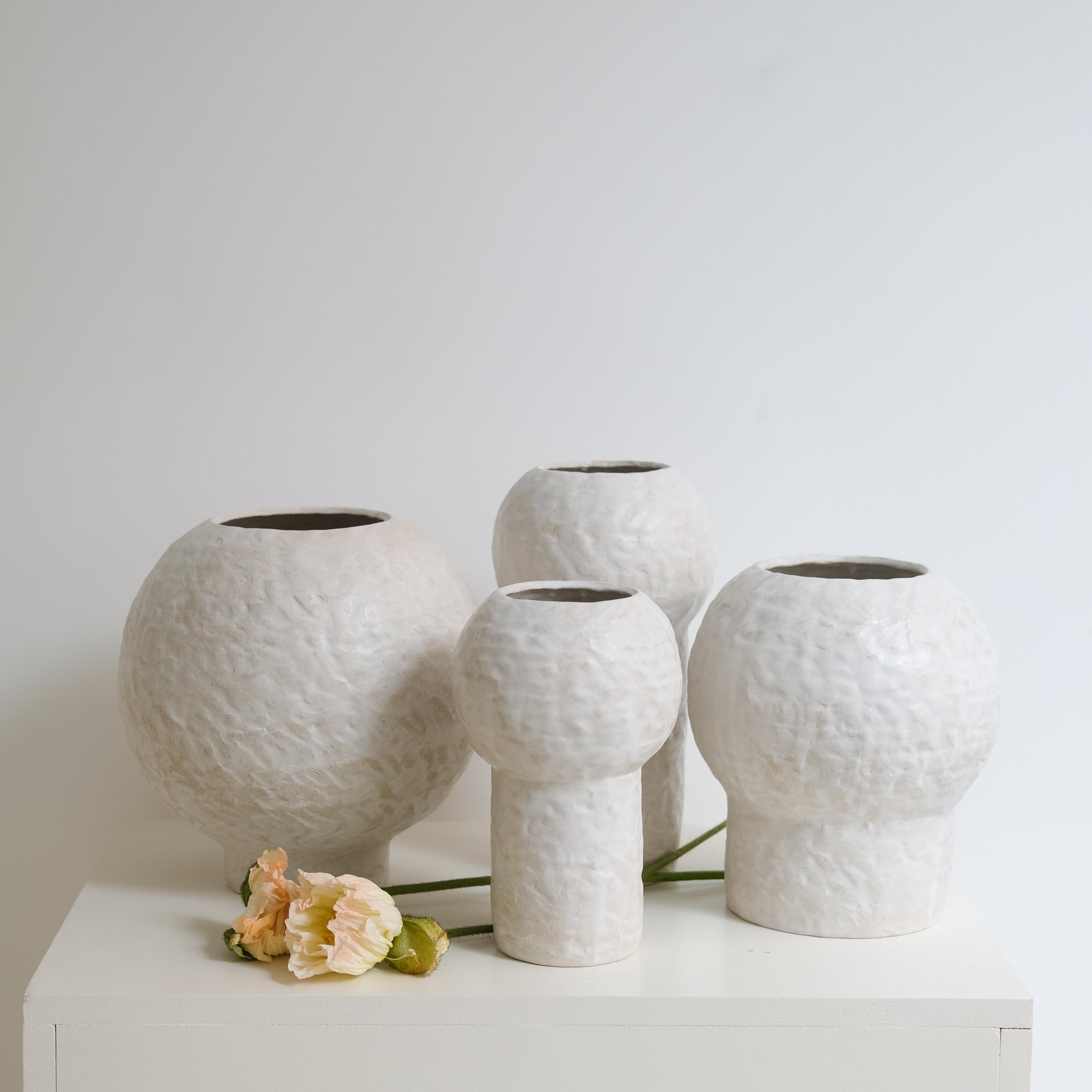 Vase 04 en grès blanc H26cm - Blanc texturé mat de Claire Cosnefroy chez Brutal Ceramics