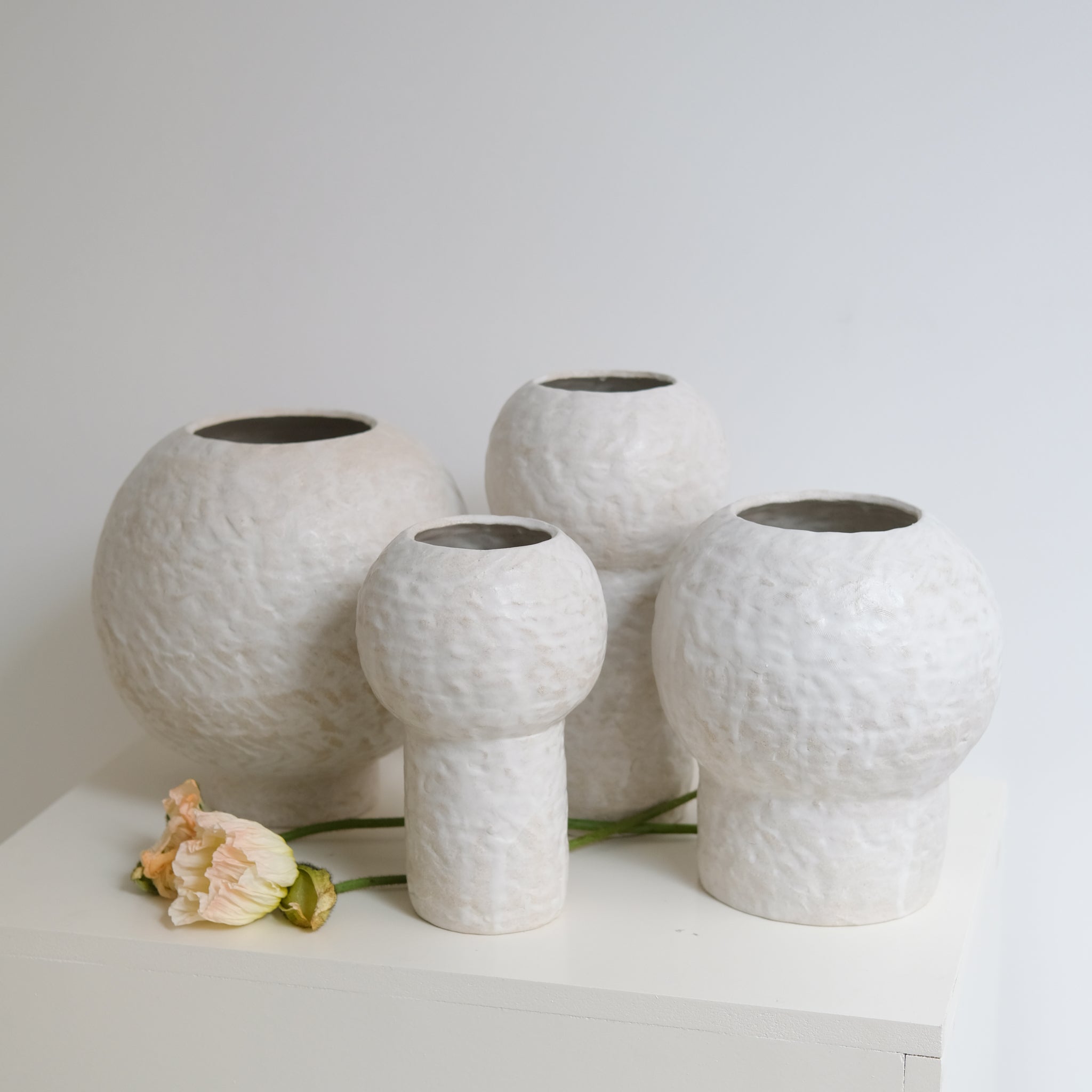 Vase 02 en grès blanc H29cm - Blanc texturé mat de Claire Cosnefroy chez Brutal Ceramics
