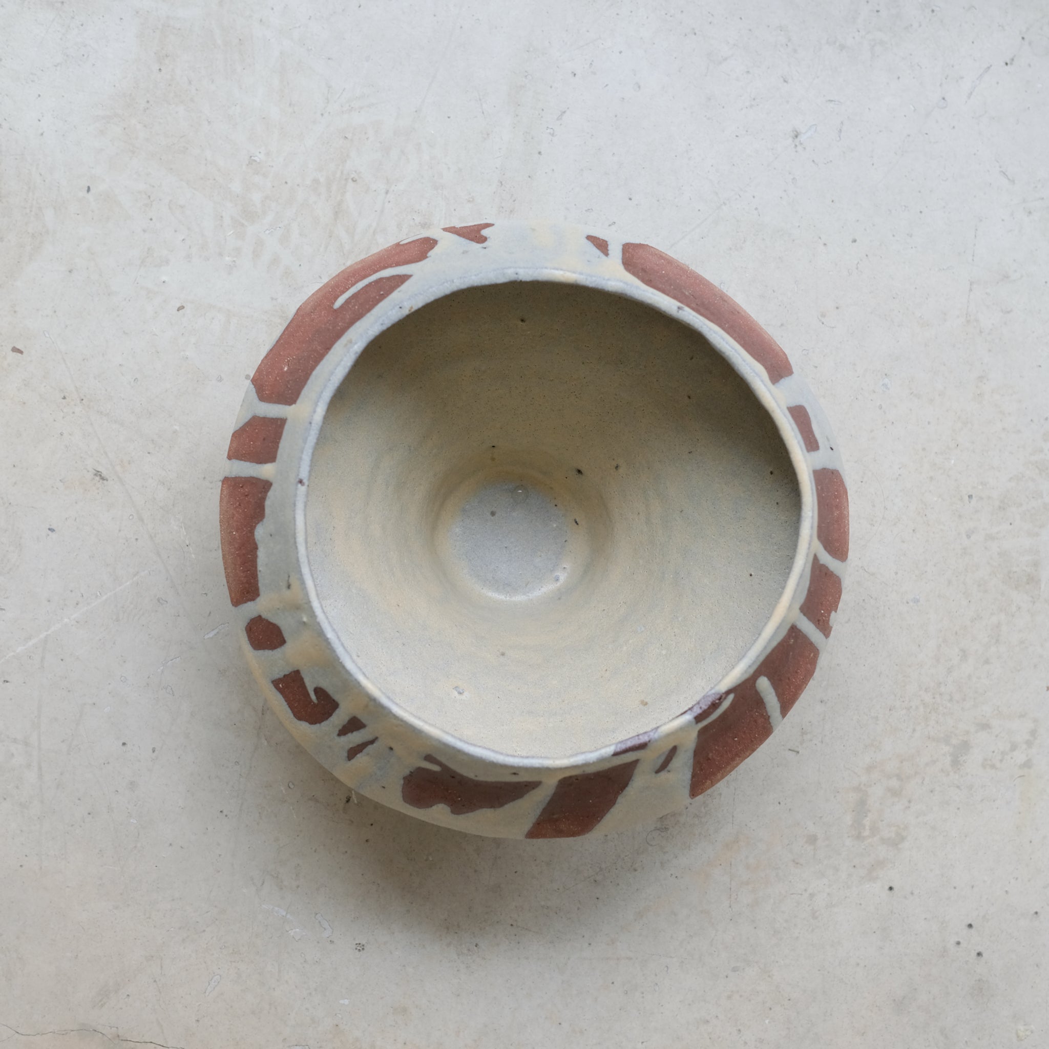 Vase en grès rouge H18cm beige par la céramiste Hélène Maury chez Brutal Ceramics